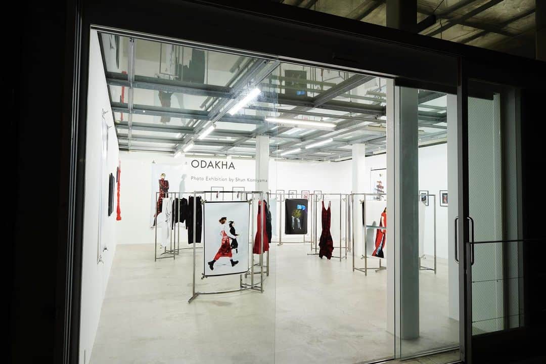のインスタグラム：「. ODAKHA 2023 Autumn and Winter Collection special photo exhibition with Shun Komiyama  短い会期にも関わらず、沢山のご来場ありがとうございました！ ファッションフォトに心酔して写真にのめり込んだ自分にとって、心から嬉しい展示でした。僕があの日開いたファッション誌の写真に釘付けにされたように、今回の写真が、誰かの心に食い込んで生き延び続けることを願っています。」