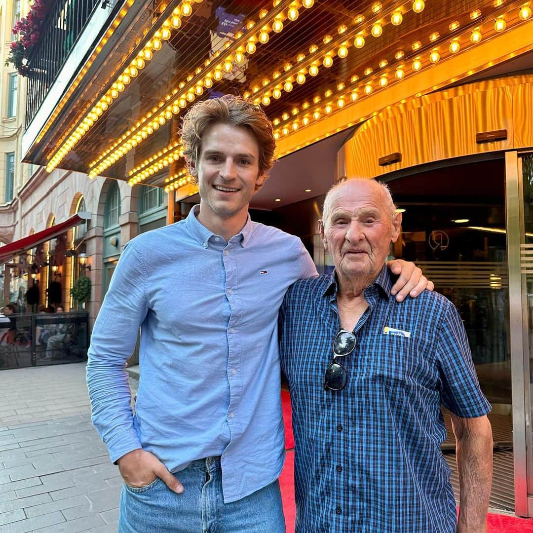 Anton Wormannさんのインスタグラム写真 - (Anton WormannInstagram)「Nothing better than Svensk Sommar 🇸🇪❤️ Now Back to JAPAN! 🇯🇵 1: Pappa 60才 2: Journalister 3: SUPbradders 4: Farfar 5: Frasse 6: Exit Cast 7: TOPPMODELL 8: Mami」6月20日 21時05分 - antonwormann