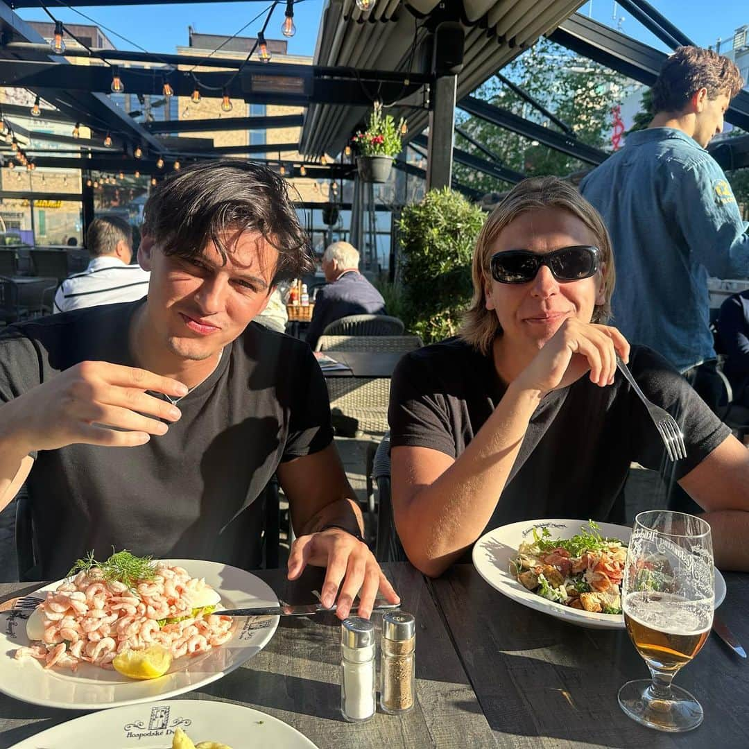 Anton Wormannさんのインスタグラム写真 - (Anton WormannInstagram)「Nothing better than Svensk Sommar 🇸🇪❤️ Now Back to JAPAN! 🇯🇵 1: Pappa 60才 2: Journalister 3: SUPbradders 4: Farfar 5: Frasse 6: Exit Cast 7: TOPPMODELL 8: Mami」6月20日 21時05分 - antonwormann