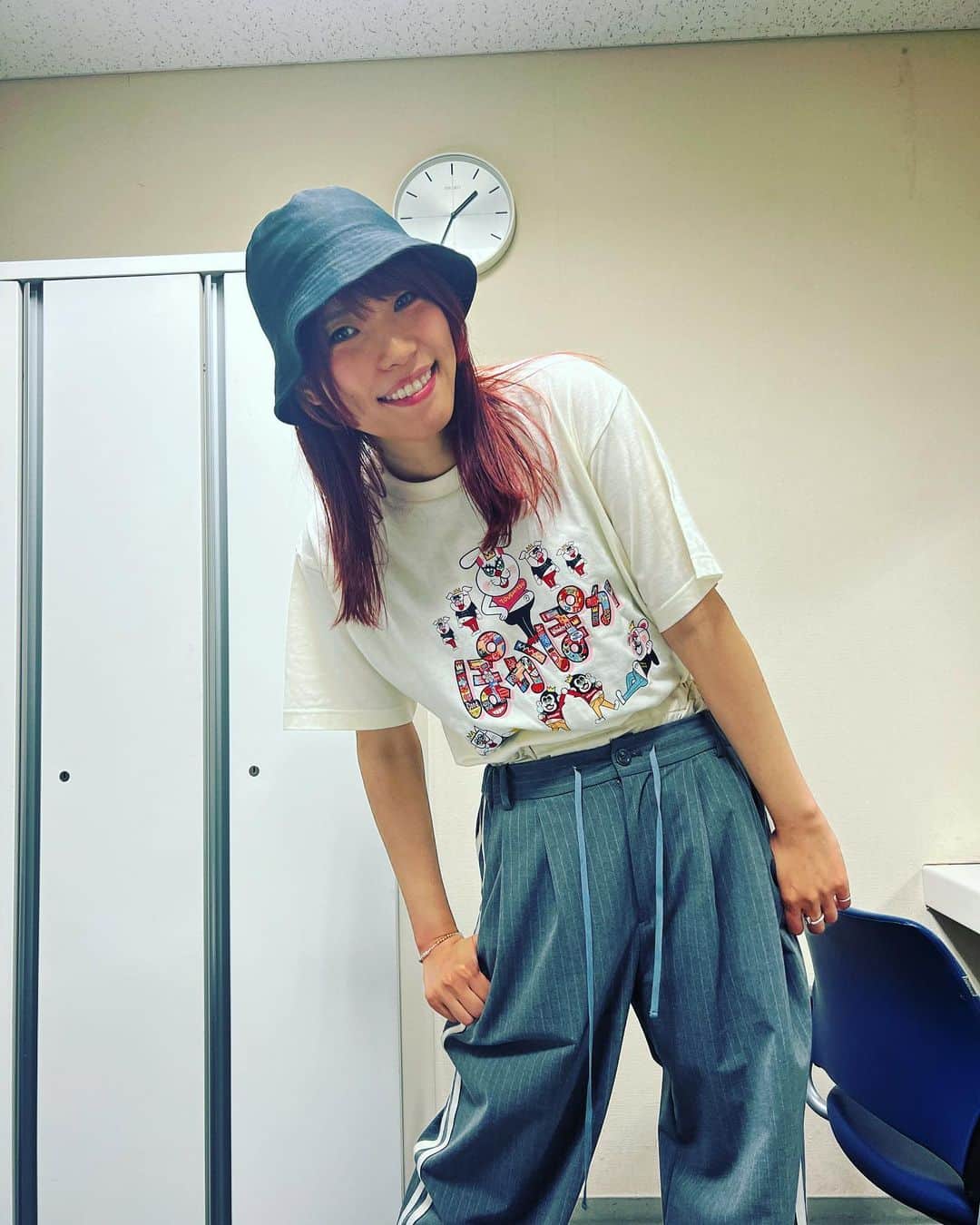 紺野ぶるまのインスタグラム：「ハライチさんが作ったぽかぽかティシャツをレギュラー面してもらって私服で着てるひと #ぽかぽか」