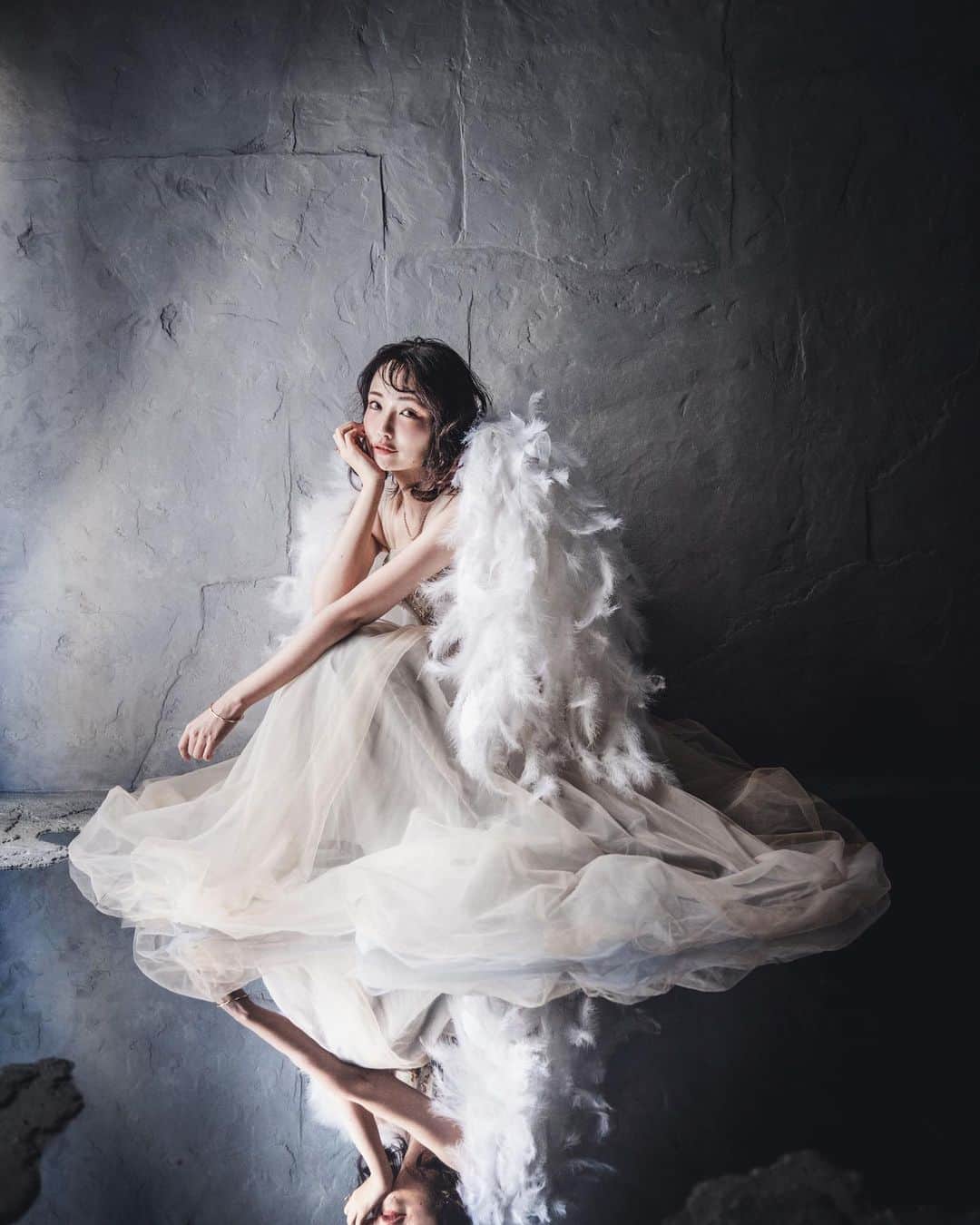 浅井麻里さんのインスタグラム写真 - (浅井麻里Instagram)「🪽Wedding Model🪽 ⁡ 天使になりました🪽 ⁡ ⁡ ⁡ …って言ってみても許されるんじゃ？って 思っちゃう写真✨🥹（笑） ⁡ @mignon__studio さんに、 撮影で羽を生やしていただきました💓🪽 ⁡ こんな大きな羽が生える日が来るなんて！✨ とっても貴重な体験✨ ⁡ ドレス×天使の羽、幻想的…💓🪽 床が鏡になってるのもオシャレ！ ⁡ ⁡ #カラードレス #ウェディングモデル #ブライダルモデル #ウェディング撮影 #ブライダル撮影 #ウェディング写真 #前撮りポーズ #ウェディングフォト #前撮りドレス #フォトジェニック #天使 #フォトウェディング #写真だけの結婚式 #花嫁ソロカット #花嫁ソロショット #ディズニープリンセス #前撮り #みんなのウェディング #洋装前撮り #ウェディングドレス #韓国ウェディングフォト #オリジナルウェディング #ディズニーウェディング #新婦 #関東花嫁 #プラコレ #Dressy花嫁 #weddingmodel #wedding_mari」6月20日 21時06分 - mari_asai_625
