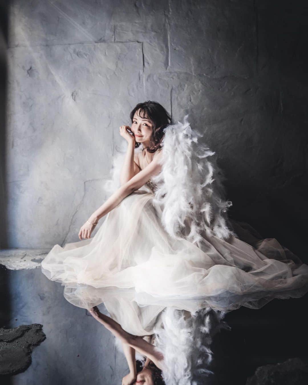 浅井麻里さんのインスタグラム写真 - (浅井麻里Instagram)「🪽Wedding Model🪽 ⁡ 天使になりました🪽 ⁡ ⁡ ⁡ …って言ってみても許されるんじゃ？って 思っちゃう写真✨🥹（笑） ⁡ @mignon__studio さんに、 撮影で羽を生やしていただきました💓🪽 ⁡ こんな大きな羽が生える日が来るなんて！✨ とっても貴重な体験✨ ⁡ ドレス×天使の羽、幻想的…💓🪽 床が鏡になってるのもオシャレ！ ⁡ ⁡ #カラードレス #ウェディングモデル #ブライダルモデル #ウェディング撮影 #ブライダル撮影 #ウェディング写真 #前撮りポーズ #ウェディングフォト #前撮りドレス #フォトジェニック #天使 #フォトウェディング #写真だけの結婚式 #花嫁ソロカット #花嫁ソロショット #ディズニープリンセス #前撮り #みんなのウェディング #洋装前撮り #ウェディングドレス #韓国ウェディングフォト #オリジナルウェディング #ディズニーウェディング #新婦 #関東花嫁 #プラコレ #Dressy花嫁 #weddingmodel #wedding_mari」6月20日 21時06分 - mari_asai_625