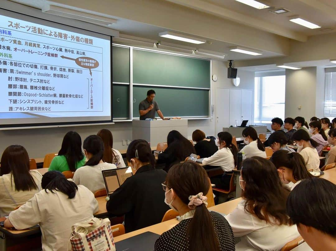 野村忠宏のインスタグラム：「. 特任教授を務めている名城大学薬学部で講義を行いました。  薬学部1 年次前期『健康・スポーツ科学理論』でのスポーツ医学（栄養）が担当科目なので、自分が学んできた知識と経験を織り交ぜるながら、「アスリートの適切なコンディショニングに対する栄養摂取の重要性」についてお話させてもらいました。  学生さん達、頑張ってね👍  #名城大学 #薬学部 #特任教授 #スポーツ医科学 #栄養 #アスリート #コンディショニング #野村忠宏  【名城大学 PICK UP NEWS】より引用  アトランタ、シドニー、アテネオリンピックで史上初の柔道競技3連覇という偉業を成し遂げた本学薬学部の野村忠宏特任教授が6月16日、八事キャンパスで今年度初めての講義に臨みました。  担当したのは1年前期開講科目「健康・スポーツ科学理論」で、3限と4限の2コマで合わせて約280人の学生にアスリートと栄養摂取などについて解説しました。  野村特任教授は梅田孝教授が弘前大学大学院医学研究科社会医学講座在職時代に学位（医学博士）指導を行った教え子で、「強化合宿中のL-グルタミンの摂取が柔道選手の筋組織、好中球機能に及ぼす影響」がテーマの博士論文では、アミノ酸の一種のL-グルタミンが合宿中の選手の体調にどのような影響を与え、どれくらいの効果を及ぼすかを研究しました。  野村特任教授はまず、スポーツ医科学の役割について「オーバートレーニング症候群をいかに予防するかが課題」と提示し、なかでも栄養の大切さを強調。「練習の質や量にあわせて食事の量や内容を決めることが重要」と語り、試合日までや試合当日の食事の方法、さらにはリカバリーのための試合直後の栄養の摂り方なども説明しました。  続いて、弘前大学大学院時代の論文について、研究に取り組むことになった経緯や背景、大学の男子柔道選手を対象に行った調査の方法とその結果の概要を示し、「合宿期における健康管理やコンディショニングにグルタミン摂取が有効となることが示唆された」との結論を紹介しました。  野村特任教授は講義中、現役時代に大けがを負った時の状況や、東京五輪で金メダルに輝いた選手の減量の際の裏話なども披露。最後に学生たちに向かって「アスリートを支える人材になってもらえれば」「いろいろなものに興味を持ち、それに向かってどんどん動いていって、人間としての幅を広げていってください」となど呼び掛けていました。」