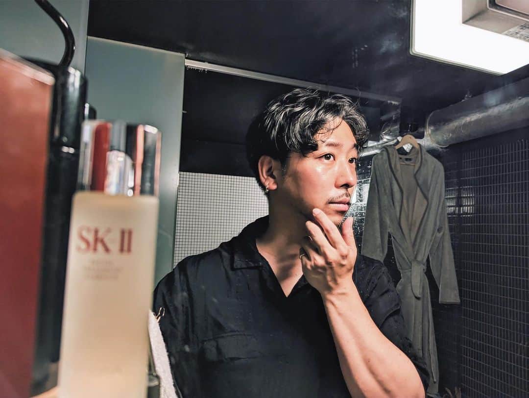 寺井幸也のインスタグラム：「ㅤㅤㅤ  皆さんこんにちは、今日は肌の話。 ここのところ出張が多くて 日差しが強い中外にいるからか こんがり焼けております👨🏽 そんな最近の肌悩みは紫外線によるダメージ。 日焼け止めも塗ってはいるものの やはり肌ムラが気になる。 ㅤㅤㅤㅤㅤㅤ　　　　 そんな幸也のお助けアイテムは @skii のフェイシャル トリートメント エッセンス。 ベスコスで数々の賞を受賞し信頼出来る SK-IIのベストセラーアイテムが 実はメンズにもオススメ🙋🏻‍♂️ オールシーズン使いやすいサラっとした テクスチャーで肌馴染みがよく すーッと肌に浸透してくれて塗ってる感が 強いのが得意じゃないメンズにピッタリ。 これからの暑い季節にも🙆🏻‍♂️🙆🏻‍♂️🙆🏻‍♂️ しかもSK-II独自の成分ピテラ™️*90%以上含まれていて乾燥、乾燥による毛穴やキメの乱れやべたつきなど様々なお悩みがある人におすすめ スキンケア初心者さんにも 是非使ってほしい👌🏻 朝の時間ない時とかも重宝してます😌 　　　　 伊勢丹新宿店 メンズ館1F コスメティクスにて 6/21〜27までPOP UPを開催しているので 良かったら足を運んでみてください😌 　　　　 #SKII #ピテラエッセンス #フェイシャルトリートメントエッセンス #メンズスキンケア #メンズ美容  ピテラ™️：特別な酵母䛾株から、 独自䛾プロセスで発酵させ生み出した、  SK-IIだけ䛾天然由来成分 ( SK-II独自䛾ガラクトミセス培養液-整肌保湿成分)」
