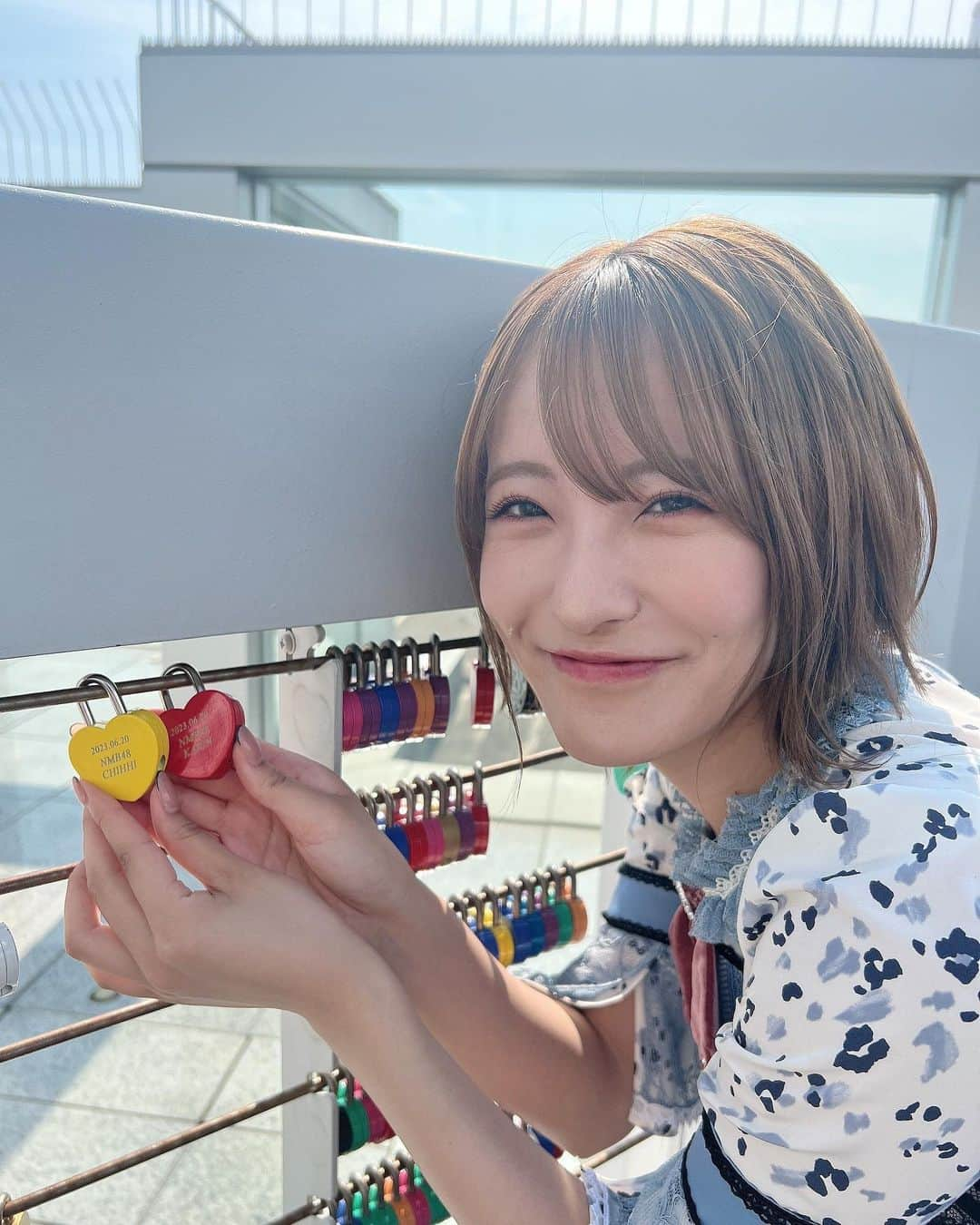 小嶋花梨さんのインスタグラム写真 - (小嶋花梨Instagram)「ちひこじでハートロック💛❤️ ⁡ ⁡ 今日は、大阪観光局アプリ「Ｄｉｓｃｏｖｅｒ　ＯＳＡＫＡ」のリリース会見に出席させて頂きました！ ⁡ 大阪観光に役立つ、イベントや目的地への行き方などの情報から、施設の予約・決済、さらにXR体験も可能なDiscoverOsakaのアプリ!! ⁡ XR体験では、SPY×FAMILYのアーニャと記念撮影も出来ちゃいます!📸 ⁡ 7月3日よりサービス開始です！ 大阪観光に来る際はぜひ、DiscoverOsakaのアプリをダウンロードしてお使いください✨️ ⁡ ⁡ 私達も今日、大阪楽遊パスで楽しめる空中庭園展望台に行ってきました！ ⁡ ちっひーさんと一緒にハートロックも🫶🏻 意識高めに自分達の推しカラーにしてきたので 見つけてください💛❤️ ⁡ ⁡ #大阪 ##梅田 #大阪観光 #空中庭園展望台 #ハートロック #Osaka」6月20日 21時10分 - nmb_kojima_48