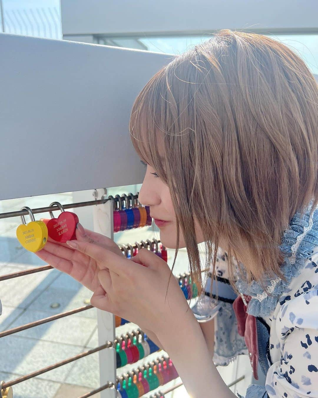 小嶋花梨さんのインスタグラム写真 - (小嶋花梨Instagram)「ちひこじでハートロック💛❤️ ⁡ ⁡ 今日は、大阪観光局アプリ「Ｄｉｓｃｏｖｅｒ　ＯＳＡＫＡ」のリリース会見に出席させて頂きました！ ⁡ 大阪観光に役立つ、イベントや目的地への行き方などの情報から、施設の予約・決済、さらにXR体験も可能なDiscoverOsakaのアプリ!! ⁡ XR体験では、SPY×FAMILYのアーニャと記念撮影も出来ちゃいます!📸 ⁡ 7月3日よりサービス開始です！ 大阪観光に来る際はぜひ、DiscoverOsakaのアプリをダウンロードしてお使いください✨️ ⁡ ⁡ 私達も今日、大阪楽遊パスで楽しめる空中庭園展望台に行ってきました！ ⁡ ちっひーさんと一緒にハートロックも🫶🏻 意識高めに自分達の推しカラーにしてきたので 見つけてください💛❤️ ⁡ ⁡ #大阪 ##梅田 #大阪観光 #空中庭園展望台 #ハートロック #Osaka」6月20日 21時10分 - nmb_kojima_48