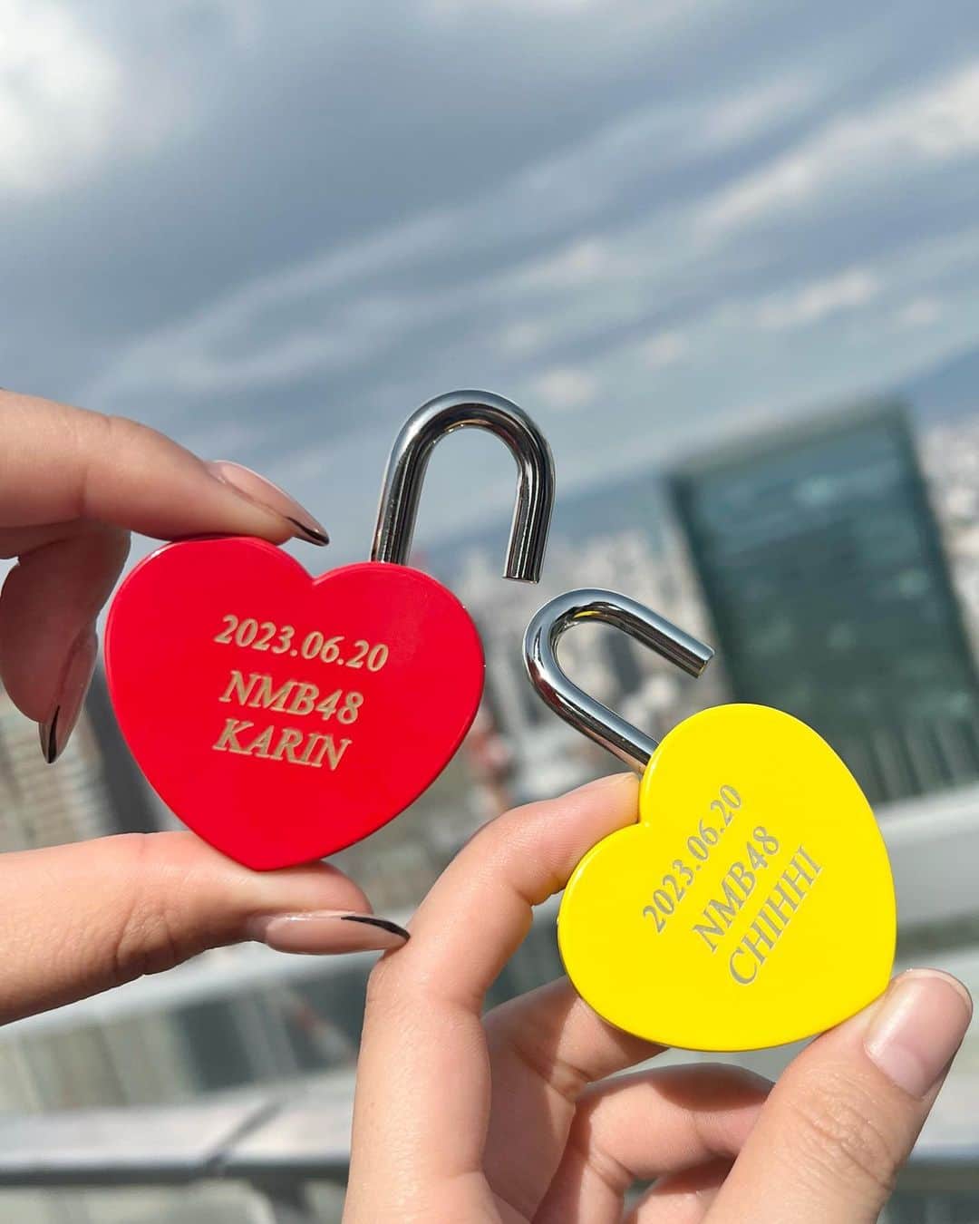 小嶋花梨さんのインスタグラム写真 - (小嶋花梨Instagram)「ちひこじでハートロック💛❤️ ⁡ ⁡ 今日は、大阪観光局アプリ「Ｄｉｓｃｏｖｅｒ　ＯＳＡＫＡ」のリリース会見に出席させて頂きました！ ⁡ 大阪観光に役立つ、イベントや目的地への行き方などの情報から、施設の予約・決済、さらにXR体験も可能なDiscoverOsakaのアプリ!! ⁡ XR体験では、SPY×FAMILYのアーニャと記念撮影も出来ちゃいます!📸 ⁡ 7月3日よりサービス開始です！ 大阪観光に来る際はぜひ、DiscoverOsakaのアプリをダウンロードしてお使いください✨️ ⁡ ⁡ 私達も今日、大阪楽遊パスで楽しめる空中庭園展望台に行ってきました！ ⁡ ちっひーさんと一緒にハートロックも🫶🏻 意識高めに自分達の推しカラーにしてきたので 見つけてください💛❤️ ⁡ ⁡ #大阪 ##梅田 #大阪観光 #空中庭園展望台 #ハートロック #Osaka」6月20日 21時10分 - nmb_kojima_48