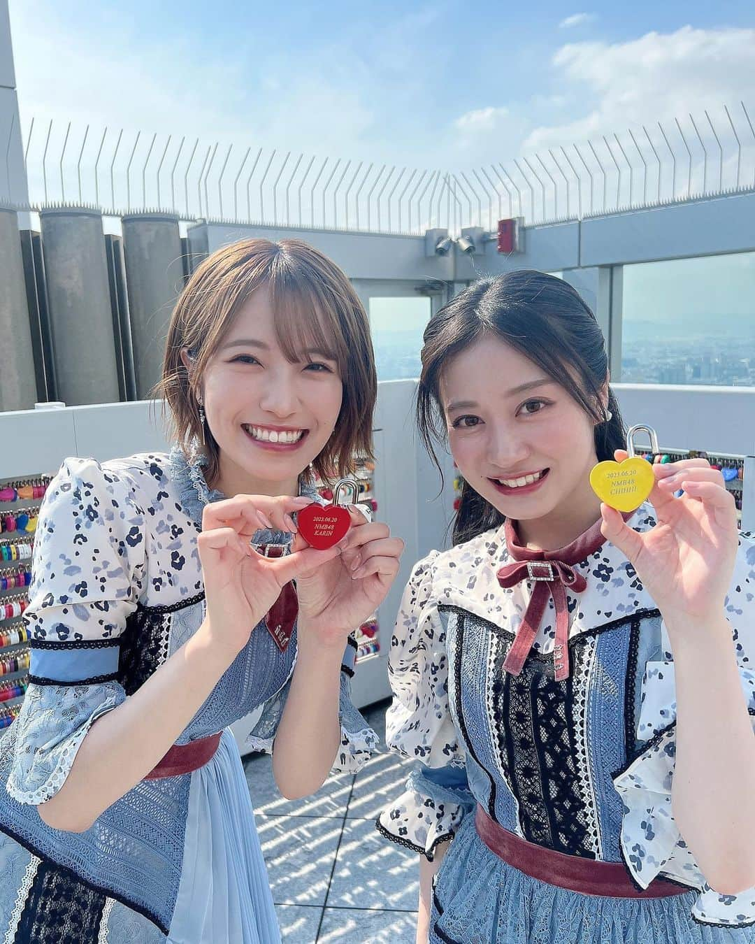 小嶋花梨さんのインスタグラム写真 - (小嶋花梨Instagram)「ちひこじでハートロック💛❤️ ⁡ ⁡ 今日は、大阪観光局アプリ「Ｄｉｓｃｏｖｅｒ　ＯＳＡＫＡ」のリリース会見に出席させて頂きました！ ⁡ 大阪観光に役立つ、イベントや目的地への行き方などの情報から、施設の予約・決済、さらにXR体験も可能なDiscoverOsakaのアプリ!! ⁡ XR体験では、SPY×FAMILYのアーニャと記念撮影も出来ちゃいます!📸 ⁡ 7月3日よりサービス開始です！ 大阪観光に来る際はぜひ、DiscoverOsakaのアプリをダウンロードしてお使いください✨️ ⁡ ⁡ 私達も今日、大阪楽遊パスで楽しめる空中庭園展望台に行ってきました！ ⁡ ちっひーさんと一緒にハートロックも🫶🏻 意識高めに自分達の推しカラーにしてきたので 見つけてください💛❤️ ⁡ ⁡ #大阪 ##梅田 #大阪観光 #空中庭園展望台 #ハートロック #Osaka」6月20日 21時10分 - nmb_kojima_48