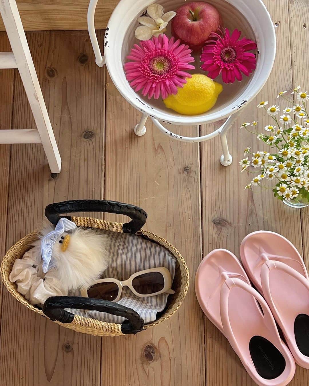 のインスタグラム：「.  🌼🍎🍋🩴🕶🧺  바다의 수행원　🏖💕  #trendyapparel」