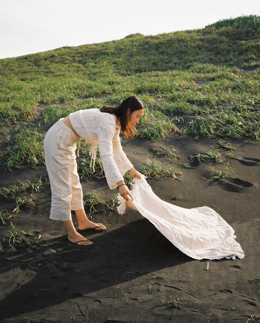 栗山遥さんのインスタグラム写真 - (栗山遥Instagram)「夕方時間のある時は、水筒とビーチマットを持って海へ行く𖦹特に何かするわけでもなく、少し目を閉じて瞑想したり、ただそこで時間を過ごすだけ🌞 何もない時間は、最高の癒しになるなぁ #filmphotography #film #kodakgold200」6月20日 21時12分 - harukakuriyama