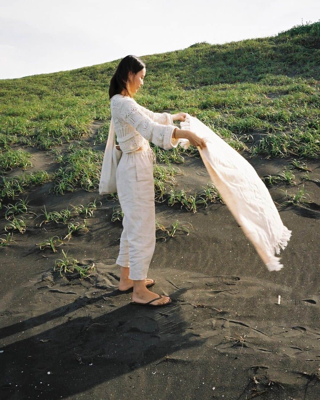 栗山遥さんのインスタグラム写真 - (栗山遥Instagram)「夕方時間のある時は、水筒とビーチマットを持って海へ行く𖦹特に何かするわけでもなく、少し目を閉じて瞑想したり、ただそこで時間を過ごすだけ🌞 何もない時間は、最高の癒しになるなぁ #filmphotography #film #kodakgold200」6月20日 21時12分 - harukakuriyama