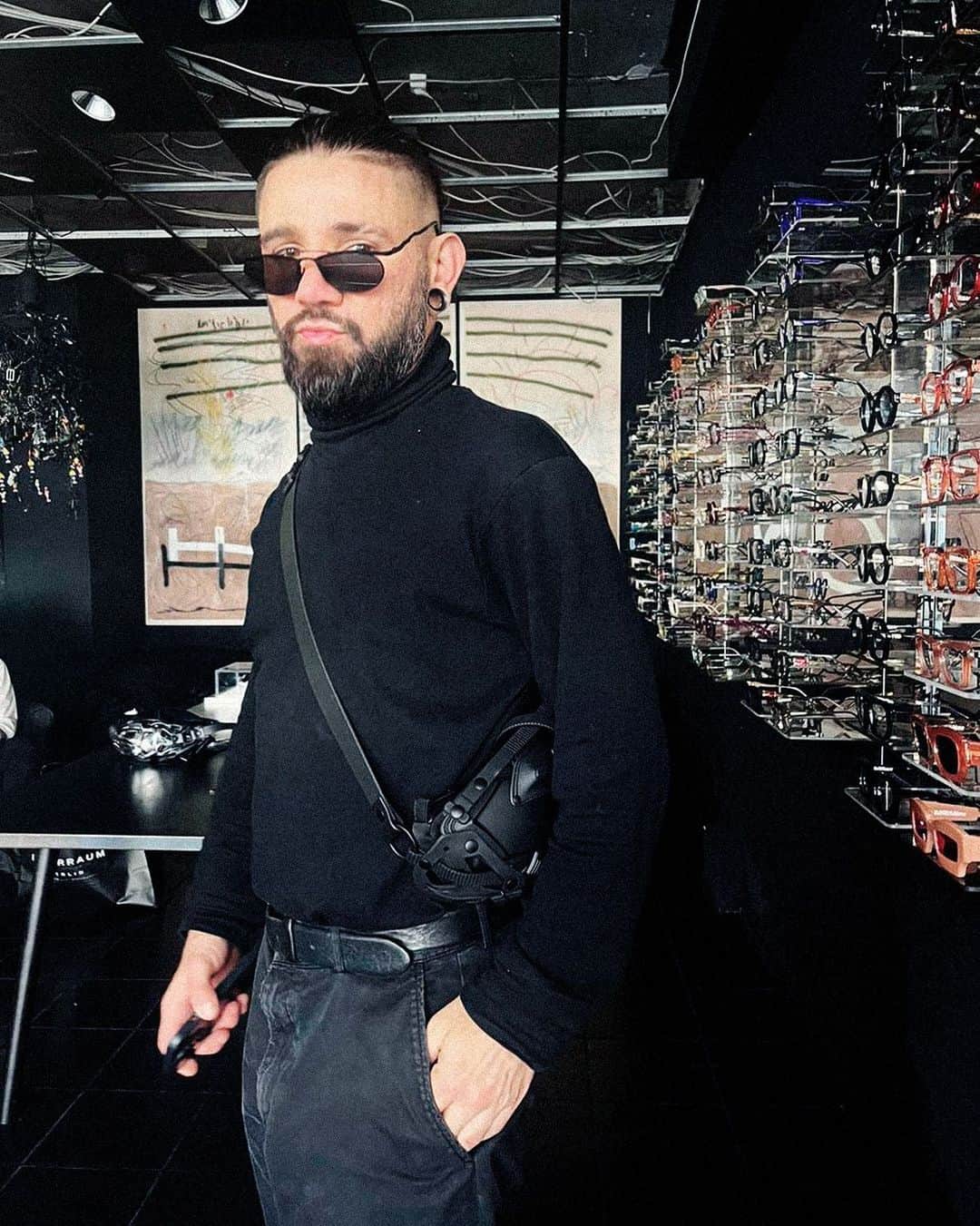クボラムさんのインスタグラム写真 - (クボラムInstagram)「American pop star, DJ and producer @skrillex wearing Mask H52 Black Matt.  #kuboraum」6月20日 21時14分 - kuboraum