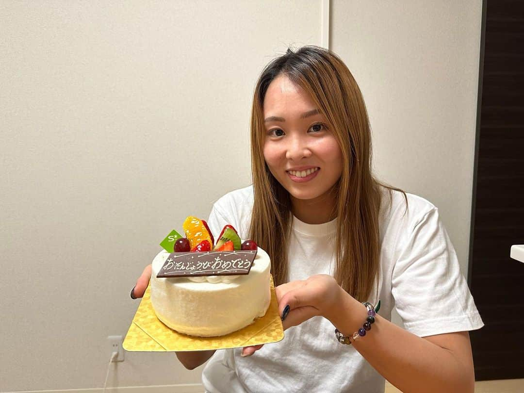 増田葵のインスタグラム：「. I turned 27🎂🩵  たくさんのメッセージありがとうございました. これからもよろしくお願いします!!🤍  動画撮ってくれたんだけどしっかり顔が見切れてる🤣 カメラマンのセンス…🤷🏻‍♀️笑  #mybirthday #20th」