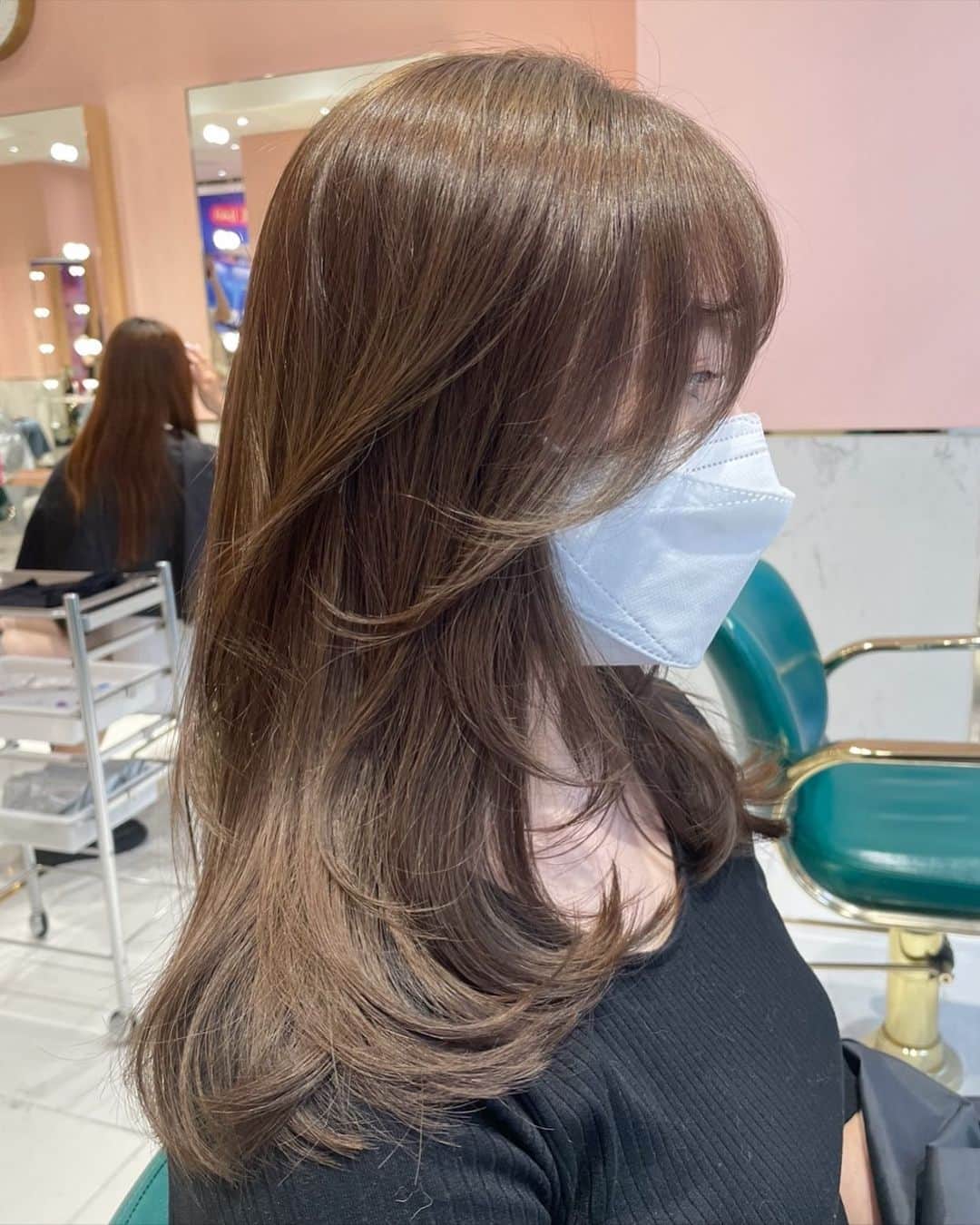 原涼香のインスタグラム：「大人気𝙗𝙚𝙞𝙜𝙚 🤎ブリーチなし明るめカラー🎀 ㅤㅤㅤㅤㅤㅤㅤㅤㅤㅤㅤㅤㅤ カラーのみで明るめを続けると 透明感がすごくでます✨ 一回で明るめ希望の方はWケアカラーがオススメです🫶🏻 ㅤㅤㅤㅤㅤㅤㅤㅤㅤㅤㅤㅤㅤ menu... ●カット ●プレミアムケアカラー(or Wケアカラー) ●バイカルテトリートメント ㅤㅤㅤㅤㅤㅤㅤㅤㅤㅤㅤㅤㅤ 是非お任せください🤍 ㅤㅤㅤㅤㅤㅤㅤㅤㅤㅤㅤㅤㅤ  #SHIMA #韓国ヘア#韓国スタイル#海外ヘア#レイヤーカット#ワンホンヘア#ワンホン#ブリーチカラー#網紅#初カラー#ハイトーン#暗髪#ベージュカラー#ラベンダーカラー#グレージュ#オリーブカラー#透明感カラー#銀座美容院#銀座美容室#美容師#美容学生#시스루뱅#레이어드컷#hairstyle#y2k#fasion#color#layered#beige#メイク」