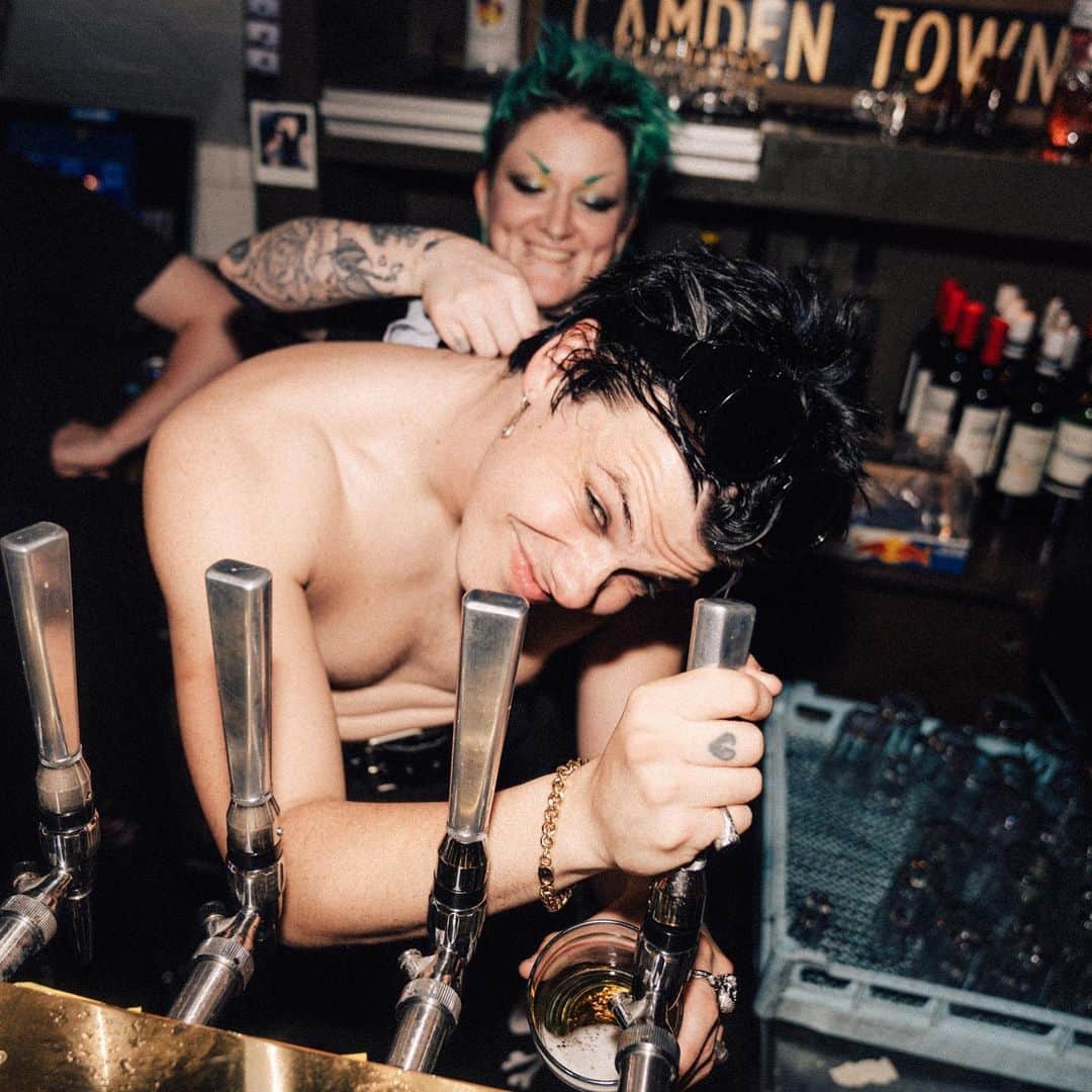 Rock Soundさんのインスタグラム写真 - (Rock SoundInstagram)「Yungblud took over Camden’s Hawley Arms pub to celebrate the release of new single ‘Lowlife’, even getting a new tattoo inspired by the song’s artwork  📸 @tmpllnt   #yungblud #yungbludarmy #blackheartsclub🖤」6月20日 21時26分 - rocksound