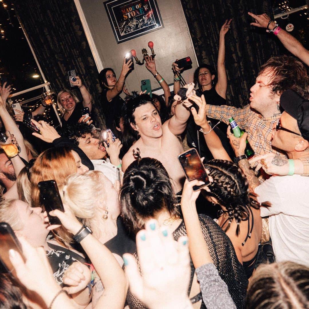 Rock Soundさんのインスタグラム写真 - (Rock SoundInstagram)「Yungblud took over Camden’s Hawley Arms pub to celebrate the release of new single ‘Lowlife’, even getting a new tattoo inspired by the song’s artwork  📸 @tmpllnt   #yungblud #yungbludarmy #blackheartsclub🖤」6月20日 21時26分 - rocksound