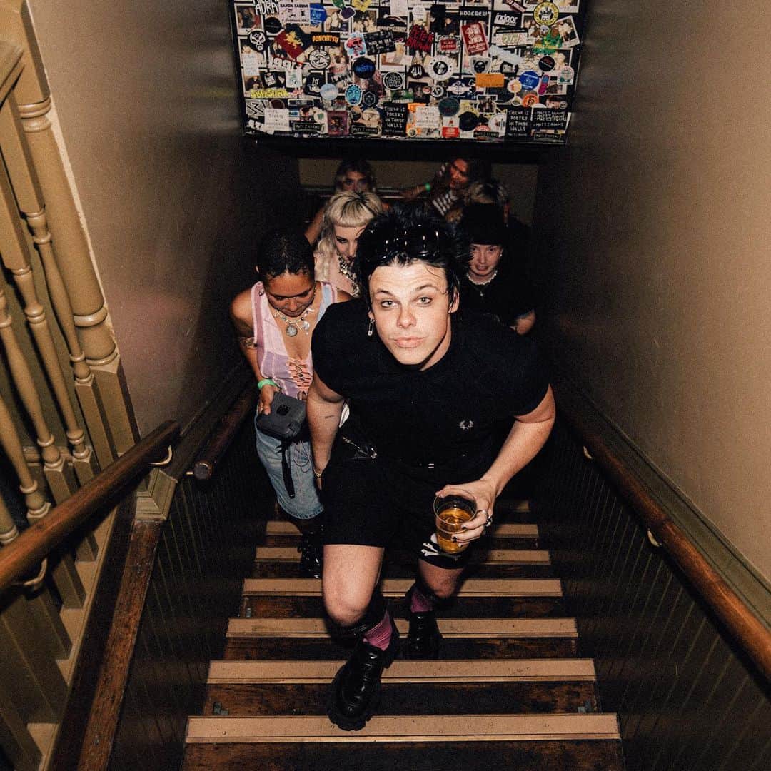 Rock Soundのインスタグラム：「Yungblud took over Camden’s Hawley Arms pub to celebrate the release of new single ‘Lowlife’, even getting a new tattoo inspired by the song’s artwork  📸 @tmpllnt   #yungblud #yungbludarmy #blackheartsclub🖤」