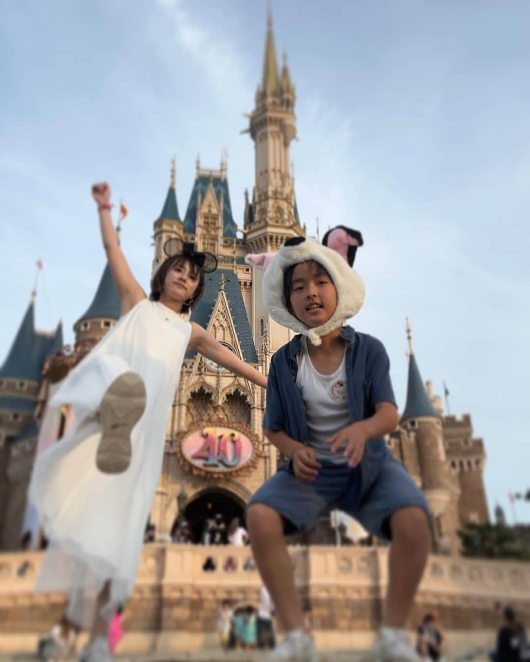 細田阿也さんのインスタグラム写真 - (細田阿也Instagram)「@tokyodisneyresort_official  #disneyland #disney  #東京ディズニーリゾート40周年   と、　#四十路 🧏🏻‍♀️  #世田谷区　#家庭休養ホーム 活用させて頂き  🧠癒しに 息子の夢叶えに  ちらっと参戦🧏🏻‍♀️  高校生の兄の成長を経験してるからこそ、、、  次男との　#東京ディズニーランド に一緒に行けるのもあと僅かかなと。。。  今の時間も大切に  そして  今週は母ちゃん仕事週間なので、  子供との時間も大切にしたく、 いや寧ろなんだかんだ 次男が付き合ってくれたかもですが 🤪  #誕生日ディズニー　 皆様に祝って頂きました🧏🏻‍♀️  追記 突如、不意に不本意に 新たな世界を知ることになり数ヶ月 覆せそうと待ち望んではいたのですが  想像以上の壮絶さに、ご苦労を、ご不安の中 立ち向かってらっしゃる 世の中の親御さんを心から尊敬します。  何かそう言った立場から発信できることが 微力ながらあれば、 一助になれたらと想ふ今日この頃です。」6月20日 21時26分 - hosodaaya