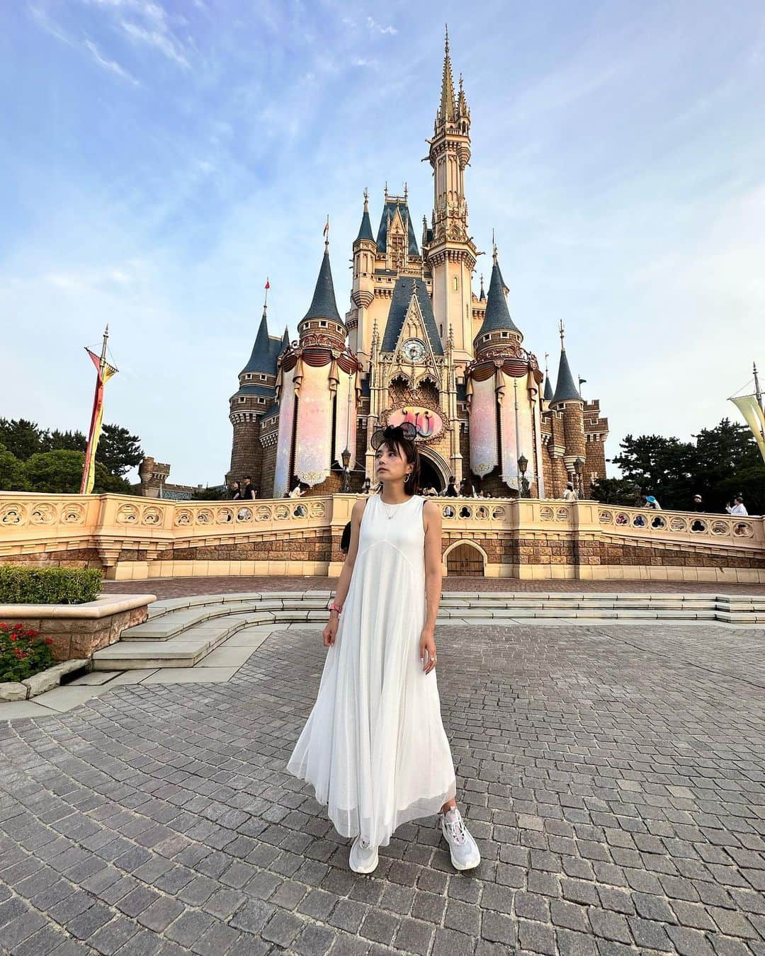 細田阿也さんのインスタグラム写真 - (細田阿也Instagram)「@tokyodisneyresort_official  #disneyland #disney  #東京ディズニーリゾート40周年   と、　#四十路 🧏🏻‍♀️  #世田谷区　#家庭休養ホーム 活用させて頂き  🧠癒しに 息子の夢叶えに  ちらっと参戦🧏🏻‍♀️  高校生の兄の成長を経験してるからこそ、、、  次男との　#東京ディズニーランド に一緒に行けるのもあと僅かかなと。。。  今の時間も大切に  そして  今週は母ちゃん仕事週間なので、  子供との時間も大切にしたく、 いや寧ろなんだかんだ 次男が付き合ってくれたかもですが 🤪  #誕生日ディズニー　 皆様に祝って頂きました🧏🏻‍♀️  追記 突如、不意に不本意に 新たな世界を知ることになり数ヶ月 覆せそうと待ち望んではいたのですが  想像以上の壮絶さに、ご苦労を、ご不安の中 立ち向かってらっしゃる 世の中の親御さんを心から尊敬します。  何かそう言った立場から発信できることが 微力ながらあれば、 一助になれたらと想ふ今日この頃です。」6月20日 21時26分 - hosodaaya