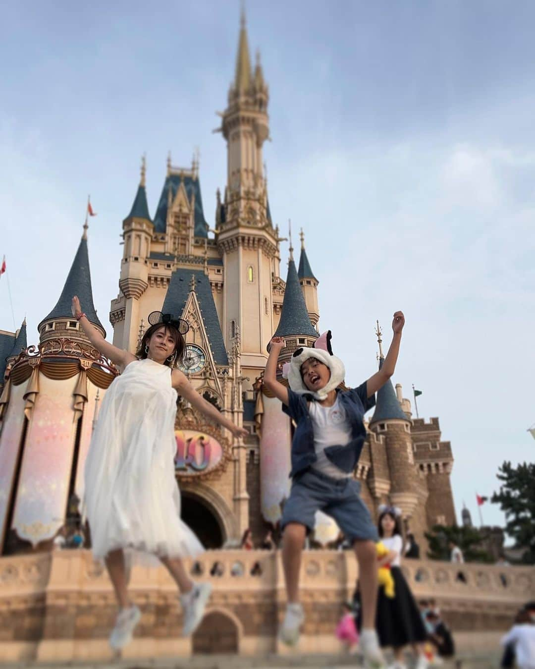 細田阿也さんのインスタグラム写真 - (細田阿也Instagram)「@tokyodisneyresort_official  #disneyland #disney  #東京ディズニーリゾート40周年   と、　#四十路 🧏🏻‍♀️  #世田谷区　#家庭休養ホーム 活用させて頂き  🧠癒しに 息子の夢叶えに  ちらっと参戦🧏🏻‍♀️  高校生の兄の成長を経験してるからこそ、、、  次男との　#東京ディズニーランド に一緒に行けるのもあと僅かかなと。。。  今の時間も大切に  そして  今週は母ちゃん仕事週間なので、  子供との時間も大切にしたく、 いや寧ろなんだかんだ 次男が付き合ってくれたかもですが 🤪  #誕生日ディズニー　 皆様に祝って頂きました🧏🏻‍♀️  追記 突如、不意に不本意に 新たな世界を知ることになり数ヶ月 覆せそうと待ち望んではいたのですが  想像以上の壮絶さに、ご苦労を、ご不安の中 立ち向かってらっしゃる 世の中の親御さんを心から尊敬します。  何かそう言った立場から発信できることが 微力ながらあれば、 一助になれたらと想ふ今日この頃です。」6月20日 21時26分 - hosodaaya