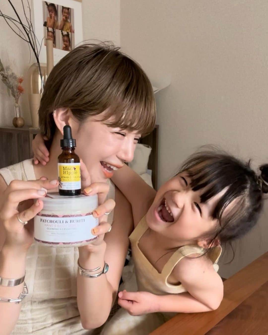 長谷川あやのインスタグラム：「・ iHerbでお買い物👩👧✨ 環境や人にも優しいアイテムが揃っていて いままで知らなかったものや 気になるアイテムがたくさんあるので愛用しています🌏 @iherbjapanese  子供が生まれてから オンラインや店舗でもなるべく 環境ラベルをチェックするようにしたりと 少しずつですが環境に対する意識も変わってきました✨  今回はクルエルティフリーの アイテムを中心に2点👯‍♀️  ☑︎Mad Hippie Vitamin C Serum べたつきのないテクスチャーが お気に入りで肌荒れやニキビが気になるときに オススメの美容液です✨ 「ビタミンC誘導体」は通常のビタミンCより お肌に浸透しやすくて壊れにくいのが特徴なので 効果を最大限に発揮させることができるのだそう😌  ☑︎ Nubian Heritage hand & body scrub ほんのり甘くて上品な香りに癒される ハンドボディスクラブ✨ はじめて使ったとき洗い流した後の お肌の潤いにびっくりしたくらい 本当に肌がしっとりツルツルに🥺💭  特別クーポン🎫 クーポンコード：MIRAI15 期間：6/30 (火) 0:00まで（2回まで使用可能）  ※「ヴィーガン」「乳製品不使用」「オーガニック」「非遺伝子組み換え」「クルエルティフリー」の5カテゴリーが合計8,000円以上で15%OFF  ぜひ使ってみてください😌🤲  #pr#iherb #アイハーブ#iherb愛用品#iHerb環境月間」