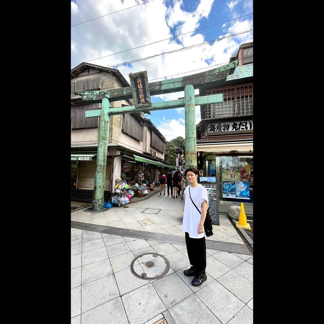 中村歌之助さんのインスタグラム写真 - (中村歌之助Instagram)「・ 先日「 #神谷町小歌舞伎 」で演らせていただく #弁天小僧菊之助 のゆかりの地である #江ノ島 に御参りに行ってきました！  江ノ島は幼い頃から度々訪れていた場所です。 物心がついた時にはこの演目が大好きになっていた僕にとって 自分のルーツのような場所だと思うようになりました。  そして 毎回いつか演じられますように…と御参りして 今回念願が叶い、改めてお礼も兼ねてゆかりの地を巡り より一層、身の引き締まる想いになりました。  いよいよ初日まであと10日です。 先輩方の弁天にはまだまだ届きませんが 今自分が持つ力、自分にできる全てを出し尽くし 「神谷町小歌舞伎」を通して一人でも多くの方に #歌舞伎 の力、『 #弁天娘女男白浪 』という作品に 興味を持っていただき、魅力を感じていただけるように 一所懸命勤めたいと思います。  お陰様で通常公演は #全席完売 となりましたので 7/1 #貸切公演 (16時30分開演)のチケットを #特別追加販売 しております！  詳しくは 神谷町小歌舞伎公式Instagram (@shokabuki _kamiyacho)を ご確認下さい。  🙇‍♂️宜しくお願い致します🙇‍♂️  #中村歌之助 #歌舞伎役者 #銀座 #歌舞伎座 #新開場十周年 #六月大歌舞伎 #傾城反魂香 #蒲生四郎 #休演日 #由比ヶ浜 #七里ヶ浜 #由比ヶ浜 #岩本院 #江島神社 #弁財天」6月20日 21時21分 - utanosuke.official