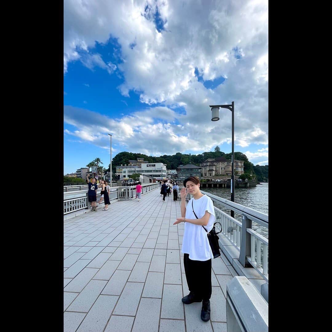 中村歌之助さんのインスタグラム写真 - (中村歌之助Instagram)「・ 先日「 #神谷町小歌舞伎 」で演らせていただく #弁天小僧菊之助 のゆかりの地である #江ノ島 に御参りに行ってきました！  江ノ島は幼い頃から度々訪れていた場所です。 物心がついた時にはこの演目が大好きになっていた僕にとって 自分のルーツのような場所だと思うようになりました。  そして 毎回いつか演じられますように…と御参りして 今回念願が叶い、改めてお礼も兼ねてゆかりの地を巡り より一層、身の引き締まる想いになりました。  いよいよ初日まであと10日です。 先輩方の弁天にはまだまだ届きませんが 今自分が持つ力、自分にできる全てを出し尽くし 「神谷町小歌舞伎」を通して一人でも多くの方に #歌舞伎 の力、『 #弁天娘女男白浪 』という作品に 興味を持っていただき、魅力を感じていただけるように 一所懸命勤めたいと思います。  お陰様で通常公演は #全席完売 となりましたので 7/1 #貸切公演 (16時30分開演)のチケットを #特別追加販売 しております！  詳しくは 神谷町小歌舞伎公式Instagram (@shokabuki _kamiyacho)を ご確認下さい。  🙇‍♂️宜しくお願い致します🙇‍♂️  #中村歌之助 #歌舞伎役者 #銀座 #歌舞伎座 #新開場十周年 #六月大歌舞伎 #傾城反魂香 #蒲生四郎 #休演日 #由比ヶ浜 #七里ヶ浜 #由比ヶ浜 #岩本院 #江島神社 #弁財天」6月20日 21時21分 - utanosuke.official