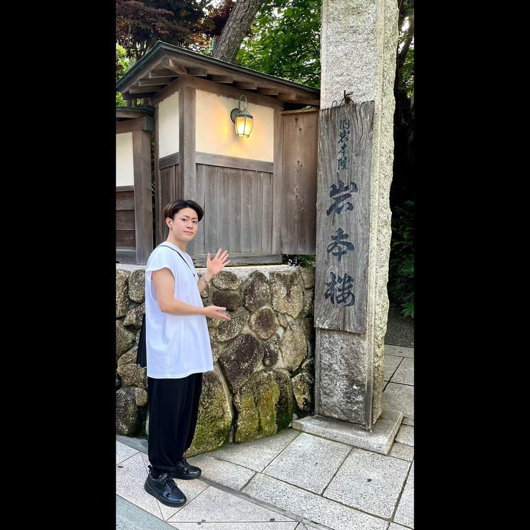 中村歌之助さんのインスタグラム写真 - (中村歌之助Instagram)「・ 先日「 #神谷町小歌舞伎 」で演らせていただく #弁天小僧菊之助 のゆかりの地である #江ノ島 に御参りに行ってきました！  江ノ島は幼い頃から度々訪れていた場所です。 物心がついた時にはこの演目が大好きになっていた僕にとって 自分のルーツのような場所だと思うようになりました。  そして 毎回いつか演じられますように…と御参りして 今回念願が叶い、改めてお礼も兼ねてゆかりの地を巡り より一層、身の引き締まる想いになりました。  いよいよ初日まであと10日です。 先輩方の弁天にはまだまだ届きませんが 今自分が持つ力、自分にできる全てを出し尽くし 「神谷町小歌舞伎」を通して一人でも多くの方に #歌舞伎 の力、『 #弁天娘女男白浪 』という作品に 興味を持っていただき、魅力を感じていただけるように 一所懸命勤めたいと思います。  お陰様で通常公演は #全席完売 となりましたので 7/1 #貸切公演 (16時30分開演)のチケットを #特別追加販売 しております！  詳しくは 神谷町小歌舞伎公式Instagram (@shokabuki _kamiyacho)を ご確認下さい。  🙇‍♂️宜しくお願い致します🙇‍♂️  #中村歌之助 #歌舞伎役者 #銀座 #歌舞伎座 #新開場十周年 #六月大歌舞伎 #傾城反魂香 #蒲生四郎 #休演日 #由比ヶ浜 #七里ヶ浜 #由比ヶ浜 #岩本院 #江島神社 #弁財天」6月20日 21時21分 - utanosuke.official