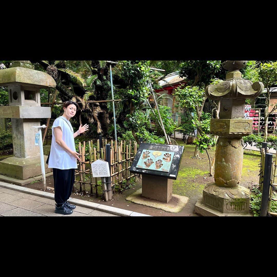 中村歌之助さんのインスタグラム写真 - (中村歌之助Instagram)「・ 先日「 #神谷町小歌舞伎 」で演らせていただく #弁天小僧菊之助 のゆかりの地である #江ノ島 に御参りに行ってきました！  江ノ島は幼い頃から度々訪れていた場所です。 物心がついた時にはこの演目が大好きになっていた僕にとって 自分のルーツのような場所だと思うようになりました。  そして 毎回いつか演じられますように…と御参りして 今回念願が叶い、改めてお礼も兼ねてゆかりの地を巡り より一層、身の引き締まる想いになりました。  いよいよ初日まであと10日です。 先輩方の弁天にはまだまだ届きませんが 今自分が持つ力、自分にできる全てを出し尽くし 「神谷町小歌舞伎」を通して一人でも多くの方に #歌舞伎 の力、『 #弁天娘女男白浪 』という作品に 興味を持っていただき、魅力を感じていただけるように 一所懸命勤めたいと思います。  お陰様で通常公演は #全席完売 となりましたので 7/1 #貸切公演 (16時30分開演)のチケットを #特別追加販売 しております！  詳しくは 神谷町小歌舞伎公式Instagram (@shokabuki _kamiyacho)を ご確認下さい。  🙇‍♂️宜しくお願い致します🙇‍♂️  #中村歌之助 #歌舞伎役者 #銀座 #歌舞伎座 #新開場十周年 #六月大歌舞伎 #傾城反魂香 #蒲生四郎 #休演日 #由比ヶ浜 #七里ヶ浜 #由比ヶ浜 #岩本院 #江島神社 #弁財天」6月20日 21時21分 - utanosuke.official