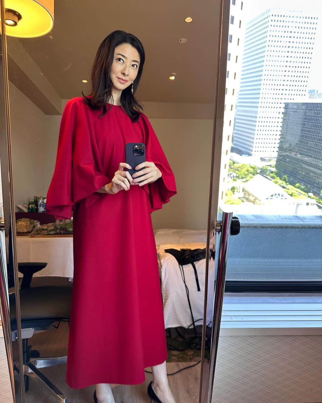 のインスタグラム：「赤いドレスがとても鮮やかで、 鮮明に記憶に残る、週末のADOREトークイベント。 本番前にホテルの控室で📷 @adore_jp   東京、大阪と続いたトークイベントの 関係者の皆さんとも記念撮影してきました！  一緒に登壇させていただいた、 スタイリスト @stylist_murayama_kayoko さん アドーアデザイナー @hiroyukitanaka11 さん  デビュー以来ずっと大阪スタッフには 撮影でお世話になっていて、 いつもあたたかく迎えてくれる優しい方々ばかり。 久しぶりのヘアメイク @sarukorich さん 会場までお土産持って応援にかけつけてくれたお世話になっている大阪撮影スタッフ @le.page.yumiko さん。  沢山の方々と会えるのは嬉しい☺️」
