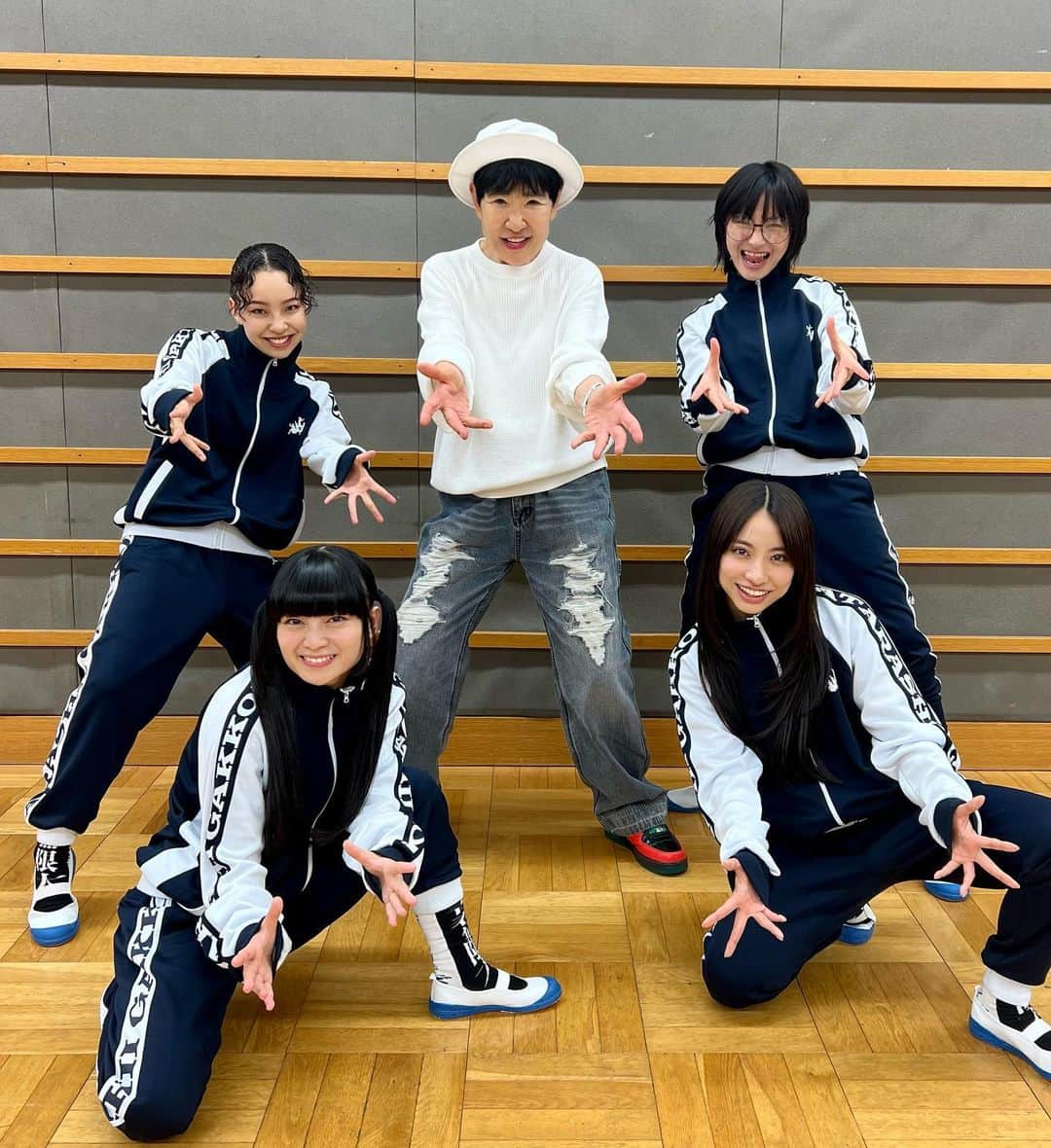 新しい学校のリーダーズのインスタグラム：「和田アキ子さんと初対面 !!!!!🤝 #FNS歌謡祭夏 のリハーサルでした🎤  7/12(水)夜6時30分〜 生放送📺 この日限りのスペシャルコラボレーション✨ お楽しみに…………  #フジテレビ#FNS歌謡祭#和田アキ子#新しい学校のリーダーズ#atarashiigakko」