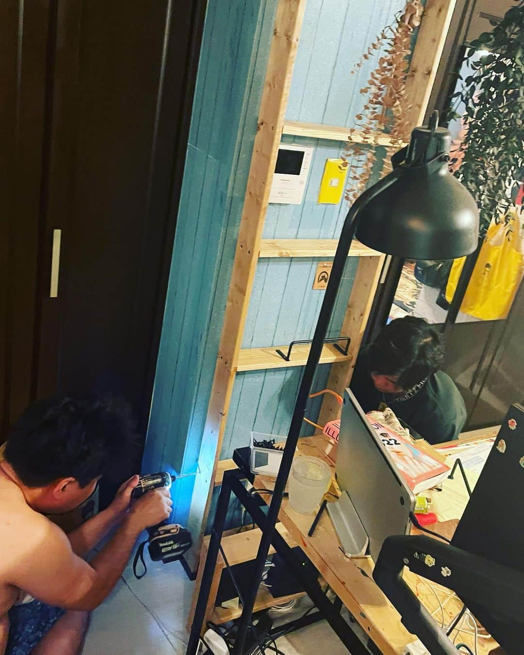 渡邊孝平さんのインスタグラム写真 - (渡邊孝平Instagram)「久々に自分の家DIYした🛠️😊  仕上げは徳ちゃんと荒木が手伝ってくれた🫶」6月20日 21時34分 - nabe2000