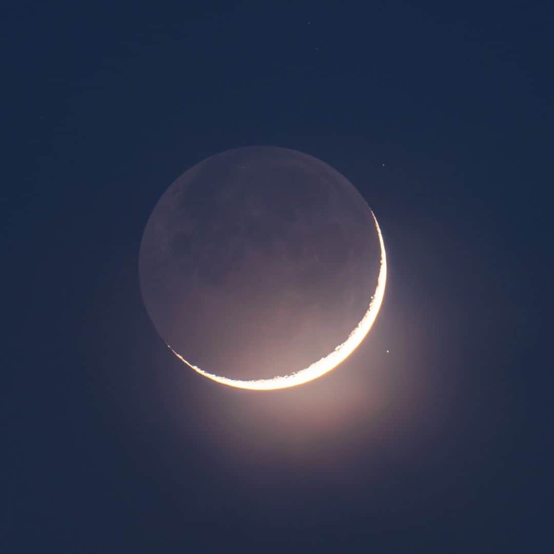 KAGAYAさんのインスタグラム写真 - (KAGAYAInstagram)「夕暮れのひととき、地球照を抱いた三日月が輝いていました。 月の陰の部分もほのかに光っているのは地球の光が当たっているためで「地球照」といいます。（先ほど撮影） 今日もお疲れさまでした。」6月20日 21時35分 - kagaya11949