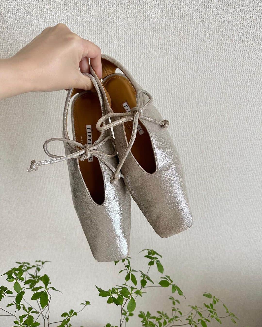 miho uesugiのインスタグラム：「素敵な靴は、素敵な場所に連れて行ってくれるということで… @pippichic_official の靴を購入。 ㅤㅤㅤㅤㅤㅤㅤㅤㅤㅤㅤㅤㅤ3ヶ月待ってた…！！ ㅤㅤㅤㅤㅤㅤㅤㅤㅤㅤㅤㅤㅤ足元が綺麗だと元気が出ます☺️  そして去年2色買ったKastaneのお気に入りのワンピースを着た今日のコーディネート🤳  ㅤㅤㅤㅤㅤㅤㅤㅤㅤㅤㅤㅤㅤ  ㅤㅤㅤㅤㅤㅤㅤㅤㅤㅤㅤㅤㅤ #pippichic#靴#パンプス#ラメ#足元#足元倶楽部#足元コーデ#Kastane#Kastane舞浜#Kastane_ootd#骨格ウェーブ#イエベ春#コーディネート#今日のコーデ#コーデ#大人カジュアル#カジュアル#ロングヘア#オン眉#ぱっつん前髪#30代ファッション#30代コーデ#カスタネ#低身長#低身長コーデ#夏#夏コーデ#カジュアルコーデ#休日#休日の過ごし方」