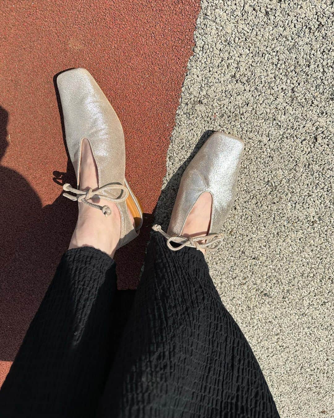 miho uesugiさんのインスタグラム写真 - (miho uesugiInstagram)「素敵な靴は、素敵な場所に連れて行ってくれるということで… @pippichic_official の靴を購入。 ㅤㅤㅤㅤㅤㅤㅤㅤㅤㅤㅤㅤㅤ3ヶ月待ってた…！！ ㅤㅤㅤㅤㅤㅤㅤㅤㅤㅤㅤㅤㅤ足元が綺麗だと元気が出ます☺️  そして去年2色買ったKastaneのお気に入りのワンピースを着た今日のコーディネート🤳  ㅤㅤㅤㅤㅤㅤㅤㅤㅤㅤㅤㅤㅤ  ㅤㅤㅤㅤㅤㅤㅤㅤㅤㅤㅤㅤㅤ #pippichic#靴#パンプス#ラメ#足元#足元倶楽部#足元コーデ#Kastane#Kastane舞浜#Kastane_ootd#骨格ウェーブ#イエベ春#コーディネート#今日のコーデ#コーデ#大人カジュアル#カジュアル#ロングヘア#オン眉#ぱっつん前髪#30代ファッション#30代コーデ#カスタネ#低身長#低身長コーデ#夏#夏コーデ#カジュアルコーデ#休日#休日の過ごし方」6月20日 21時35分 - uepoooning
