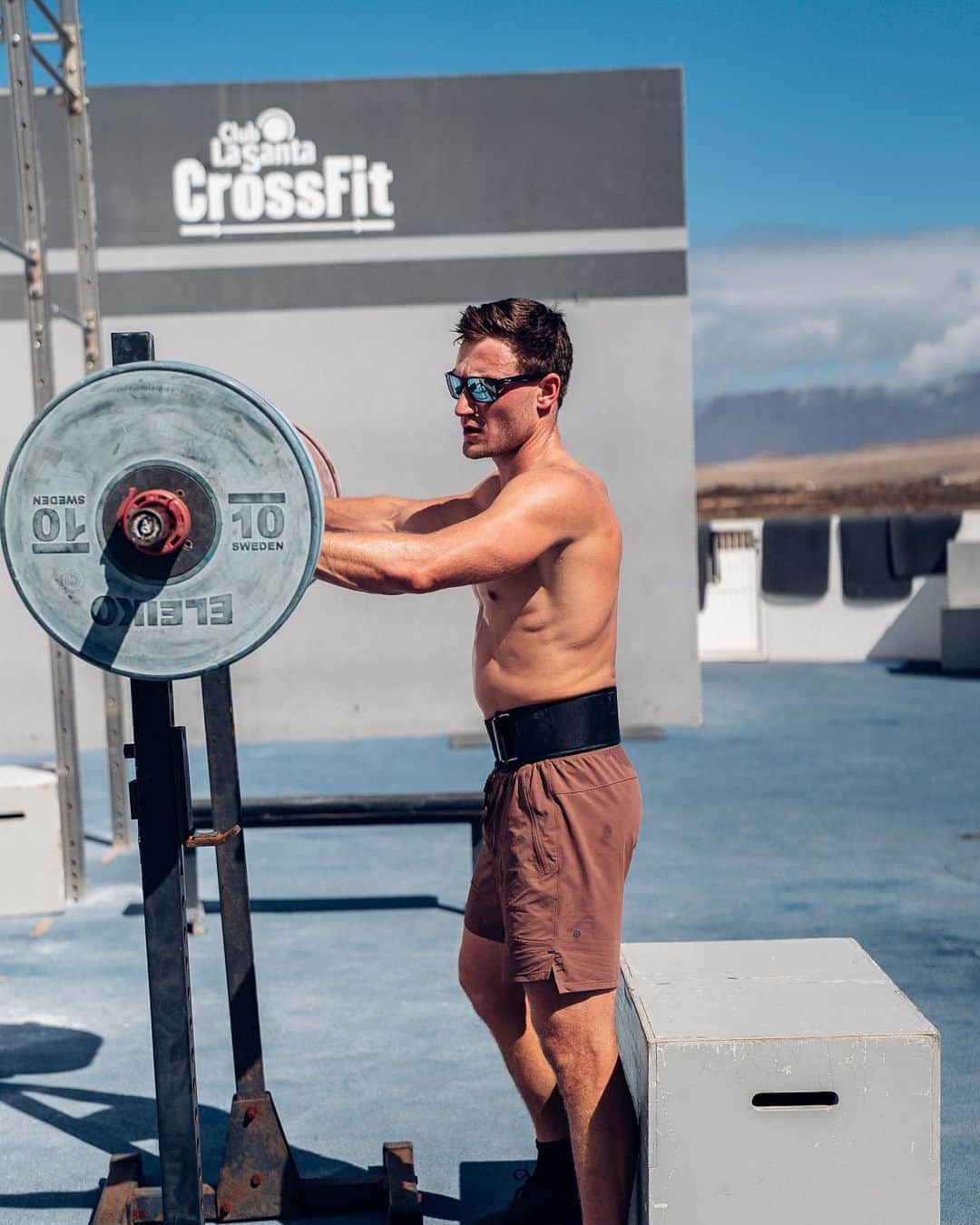 トーマス・レーラーのインスタグラム：「Tuesday and a gym vibe 📈 Are you hitting the gym today?   #gym #rope #jump #squat #gymvibe #lasanta #clublasanta」