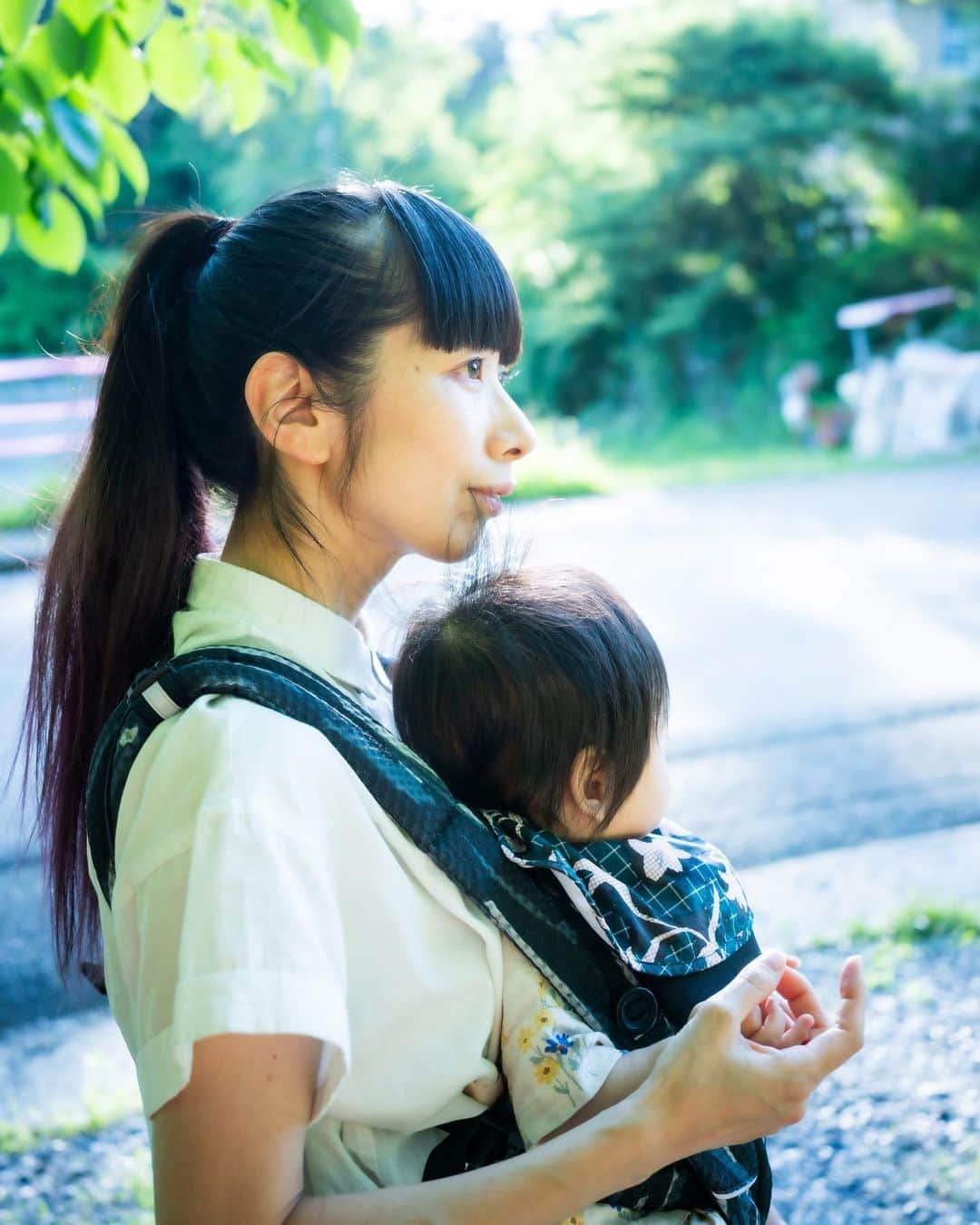 鎌野愛のインスタグラム：「生後4ヶ月の息子氏と私。  最近、息子は寝返りの練習中。 私はマニュアル運転の練習中。  お互い頑張ろうな😂  📸 @sgwrkzk」