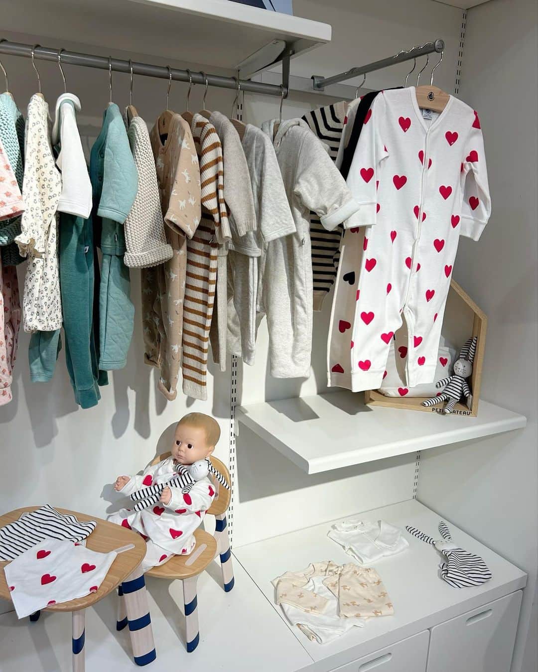 のインスタグラム：「プチバトー2023秋冬コレクション @petitbateau_jp  ⁡ フランス、シャンパーニュ地方で誕生し今年で130周年を迎えるというプチバトー。 ⁡ 双子に着せてみたいシンプルでおしゃれなアイテムばかり♡100%オーガニックコットンを使用しているので肌触りも最高でした！ ⁡ 大人のハート柄パジャマもかわいい〜！😍  #プチバトー#秋冬展示会#プチバトーベビー#キッズコーデ#男の子ベビー#女の子ベビー#ハート柄#パジャマ#ベビー服#双子ママ#男女双子#親子コーデ#リンクコーデ」