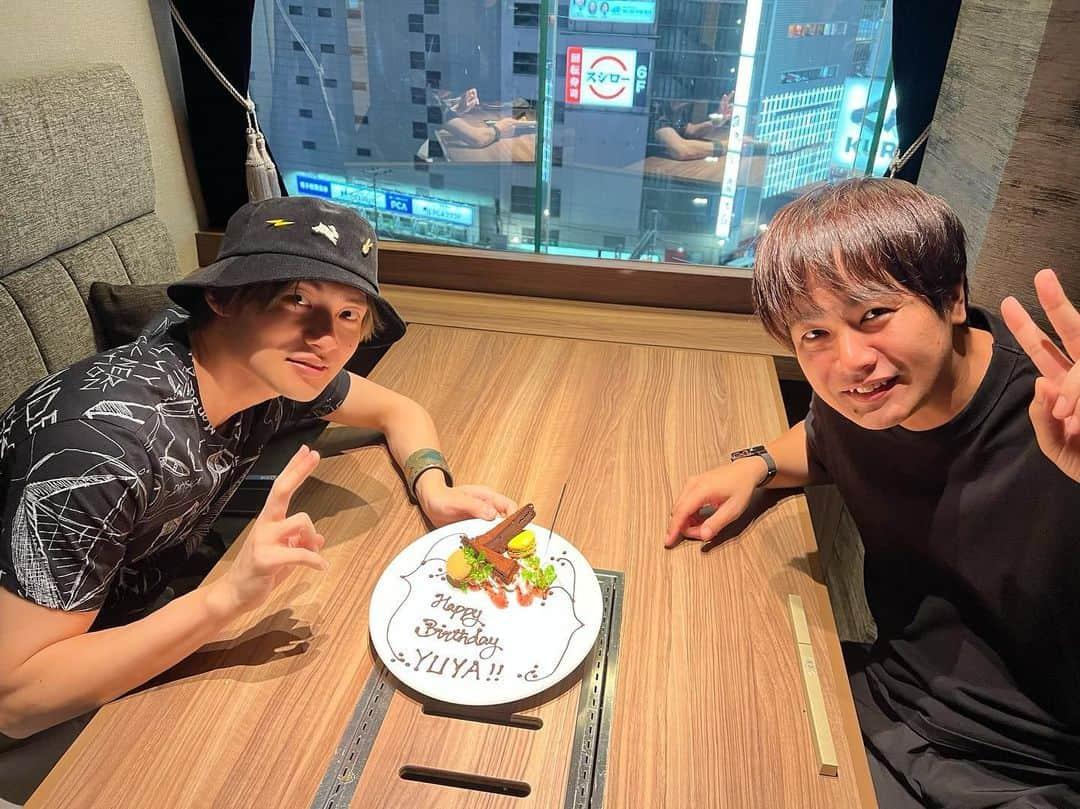 平田雄也のインスタグラム：「今日誕生日を迎えました！🎉 沢山のお祝いメッセージありがとうございます。 今まで関わってくださった全ての皆さん、ありがとう  節目の30歳。 楽しんで、頑張っていきます 今後とも宜しくお願いします！  たけぼーに早速祝ってもらいました☺️ 美味しい焼肉にも素敵なプレゼントにも感謝！！！！！  #誕生日 #皆さん #いつも #ありがとう #嬉しい」