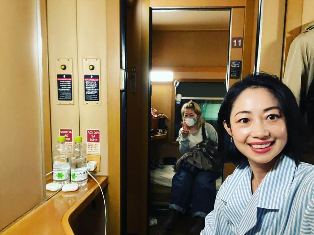 肘井美佳のインスタグラム：「The closest make-up room ever!  メイクさんが通路挟んで目の前の個室にいらしたので、目覚めてドアを開けたらすぐにメイクルームでした。  色々宿泊ロケしてきましたが、人生で1番距離の近いメイクルームでした！もし寝坊してもコンコンノックして起こしてもらえる✨  SO・SHI・TE…  お気づきの方はいらっしゃるだろうか…？  今回旅に同行してくださったメイクさんは、NHK「おとなの基礎英語」のロケでずっと一緒だった宮内さんです✨  控えめに言って最高の旅でした。  #halftimetours #clubtourism #sunriseexpress #sleepertrain  #ハーフタイムツアーズ #クラブツーリズム #番組ロケ #YouTube視聴できます #旅 #オトキソもまさかの10年前」