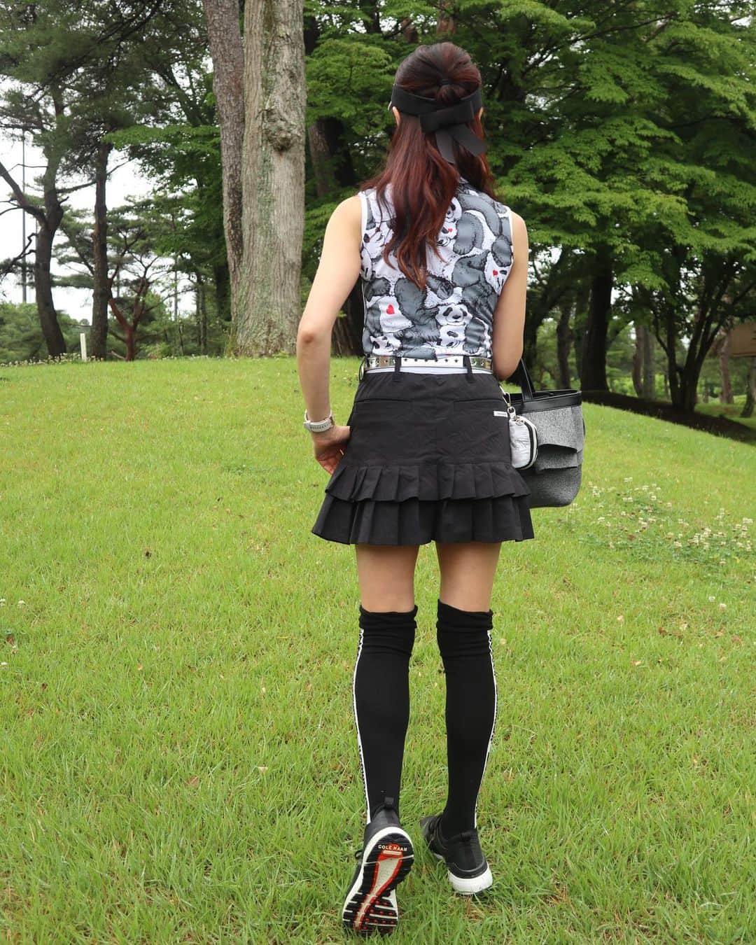 ImotoEtsuyo さんのインスタグラム写真 - (ImotoEtsuyo Instagram)「@pluster.jp カップ ・ 先日のプラスタージュエリー様 主催の #ゴルフコンペ ・ この日のコーデは 背中にパンダの模様がある #ノースリーブシャツ @loudmouth  @loudmouth_japan_official  ・ このパンダ柄の スカートもあったのですが 私には派手かな？と思って…  考え中。  ・ ・ #サンバイザー  #カートバッグ　は  @lanvin_sport_official  #ランバンスポール  ・  ・ #golfwear  #golf #golfswing  #ゴルフファッション #ゴルフコーデ  #ゴルフウェア  #fashion #アラフィフコーデ  #ゴルフ⛳️」6月20日 21時32分 - bisuhada