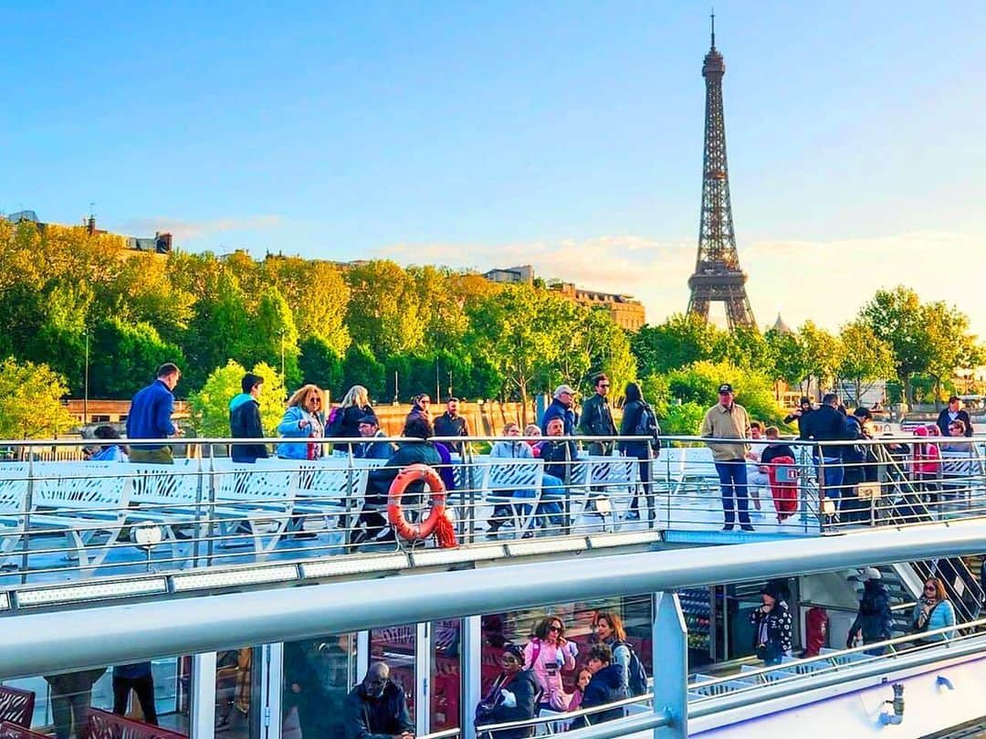 阪急交通社 旅コーデのインスタグラム：「今日は社員より💁🏻‍♀️ パリ🇫🇷セーヌ川の遊覧船『バトームッシュ』をご紹介します🚤💙  1時間ちょっとの乗船時間で、ちょうど日が落ちる時間帯にあわせて乗るのがおすすめ🌇✨夕焼けと夜景の両方を楽しめてエッフェル塔のシャンパンフラッシュも見られちゃう、ベストタイミングを狙ってみてください🤭💕  ルーヴル美術館やパリ市庁舎、ノートルダム寺院などのメインスポットを 一度に近くから見ることができオススメです♥️📣  #阪急交通社 #旅コーデ #tabicoorde #旅好きな人と繋がりたい #海外旅行 #旅行 #女子旅 #女子旅行 #フランス#フランス旅#パリ#バトームッシュ#エッフェル塔#ルーブル美術館#パリ市庁舎#ノートルダム寺院#france#paris#bateauxmouches#eiffeltower#louvremuseum#traveltherenext #trip #travel #tripgram #travelphotography」