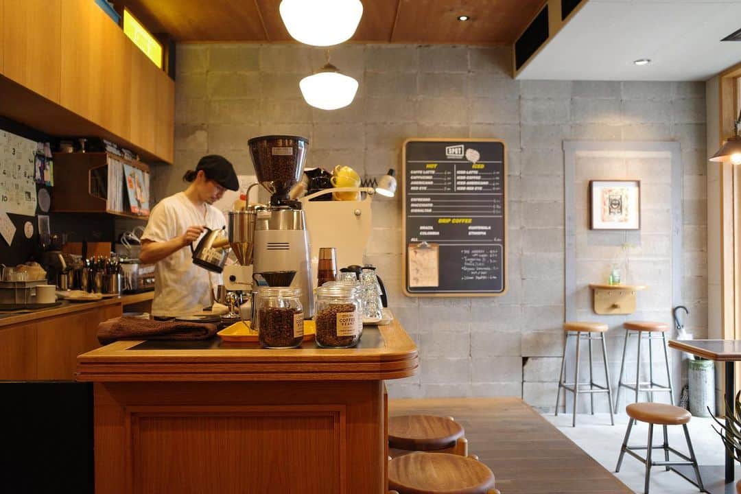 石井輝明のインスタグラム：「愛媛、松山。 リトルナップで働いていた店主さんは、親しみやすくてかっこよくてそれはそれは素敵だった。 コーヒーも美味しかった。  今日は1510円ハゲくんの配信ありがとうございました。 バニーのやつで泣くくらい笑った。 またやりたい。  #spotcoffeestand #cafe #coffee #カフェ #コーヒー #喫茶店 #愛媛カフェ #松山カフェ #カフェ芸人」
