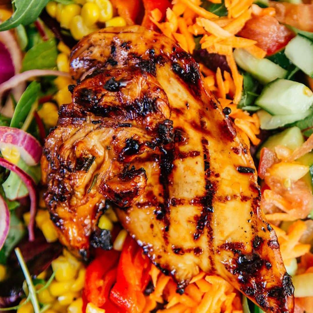 Kua 'Aina UKのインスタグラム：「Fancy a lighter dish in the summer heat? There’s no better choice than our Teriyaki Chicken & Pineapple Salad! 🏄 . . . . . . . . #kuaaina #kuainaburger #hawaii #burger #carnabylondon #hawaiianfood  #londonsbestfood #salad #ahituna #londoneats #teriyakichicken #foodporn」