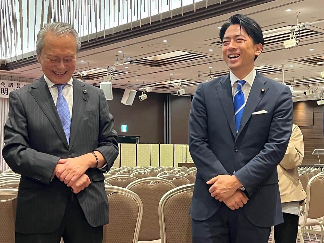 のインスタグラム：「横須賀選出の神奈川県議会議員・竹内ひであき議員が今朝お亡くなりになりました。  私にとって、父親のような、兄貴のような、かけがえのない存在で、私を神奈川県連会長に推してくれたのも竹内先生でした。仲間を大切に、愛情深く、筋を通すことを重んじ、同僚議員や周囲からも「オヤジ」と慕われる方でした。先ほど対面し、感謝をお伝えしましたが、どれだけ感謝してもしきれません。  来週、竹内先生の葬儀を竹内家・自民党神奈川県連合同葬として執り行います。県連会長に推して頂いた私が竹内先生の県連葬を行う立場になるとは…。  竹内先生、しっかりと務めさせて頂きます。本当にありがとうございました。  #竹内ひであき @takeuchi_hideaki_  #神奈川県議会議員 #横須賀  #自民党 #県連葬 #感謝 #絆 #ありがとうございました  #小泉進次郎」