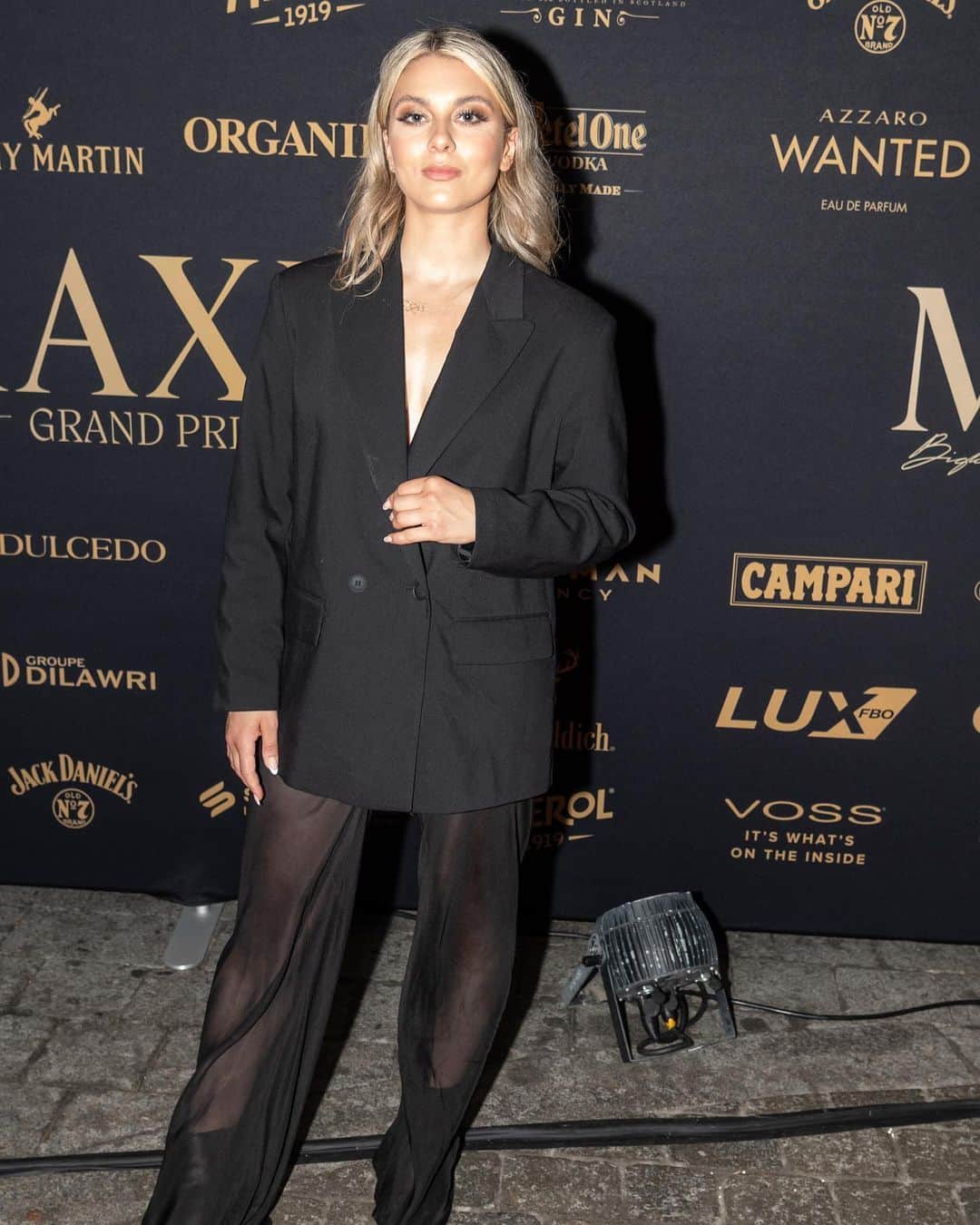 ケイトリン・ホワイエクのインスタグラム：「Love a blazer moment 🖤Red carpet roundup wearing @silklaundry.montreal」