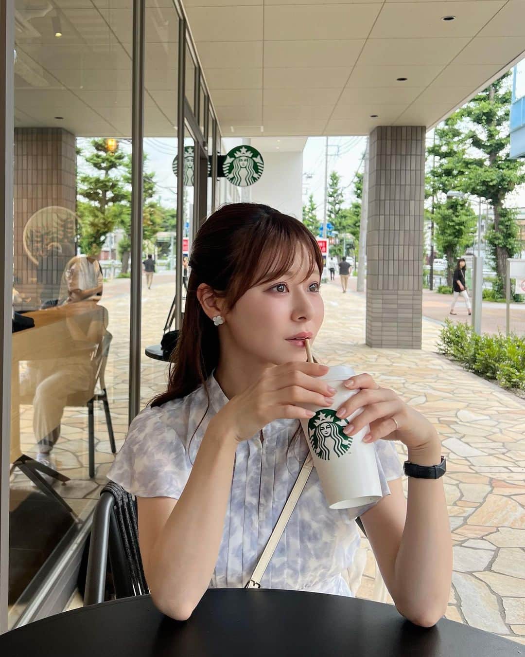 のインスタグラム：「新しいワンピースで久しぶりに会うお友達と♡☕️  話し込みすぎてスタバでベンティおかわりした🥹 パッションティー＋ハチミツ3周🍯が鉄板✌🏻💛」