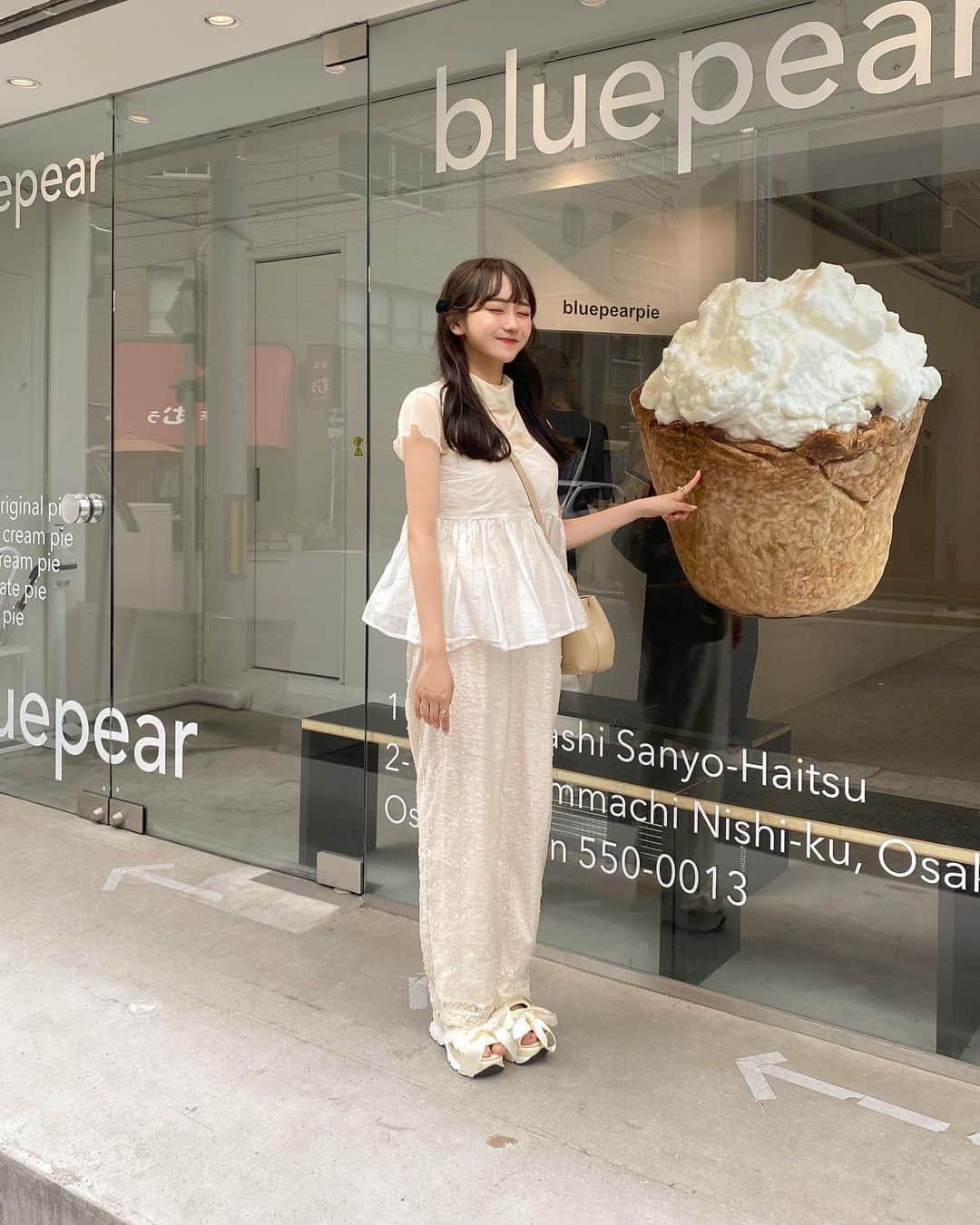 白濱楓雅さんのインスタグラム写真 - (白濱楓雅Instagram)「大阪旅行投稿しばらく続きます~👨🏻‍🦲 写真見返すとめっちゃ食べたんだなってなる^_^ この日はオールホワイトコーデでした🫡🍨🤍 全身真っ白やっぱすき👧🏻 中に着てるシアートップスが本当に優秀すぎて😮‍💨💘 @pomiii_official  Tシャツとかワンピースとかの中に着ても袖がモゴモゴしないようにプチ袖にしたの！♡ 一枚で着ても可愛いようにあえてノースリーブにしなかった☺️🍑 オールシーズン着れるから1枚持っておけばめちゃくちゃ使えます😼✨ 23日発売だよ〜〜〜‼︎ . #pomiii #オールホワイトコーデ #大阪カフェ」6月20日 21時38分 - fuchan_2003