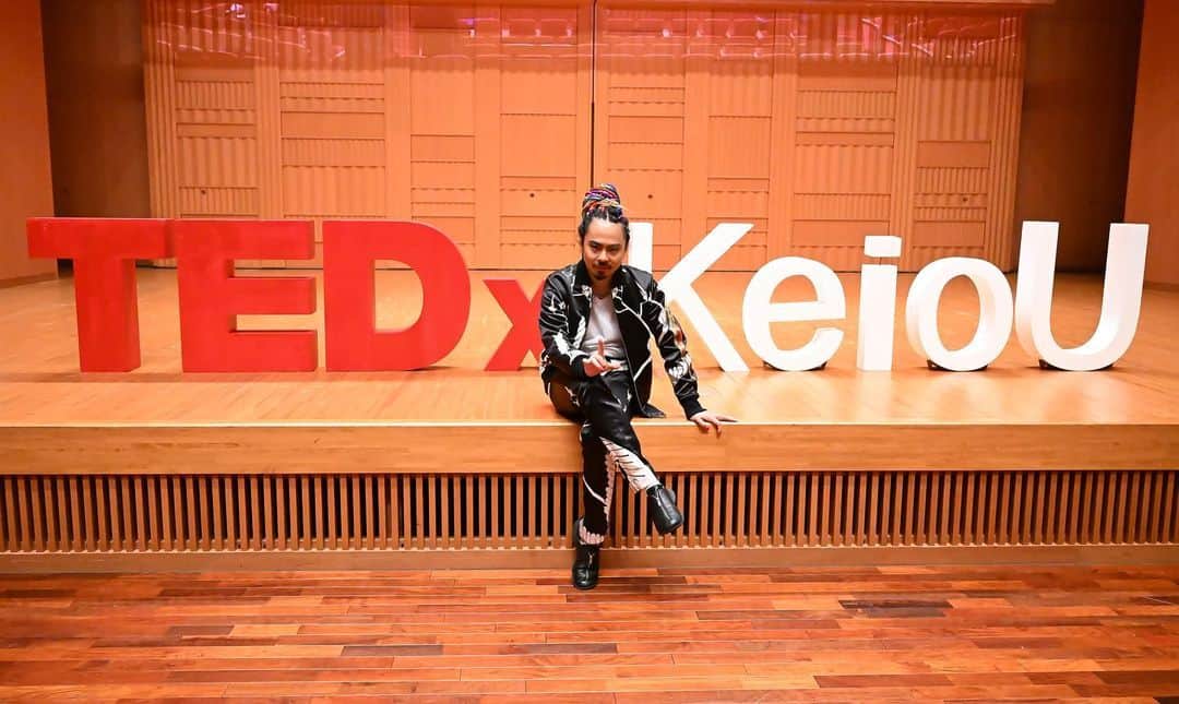 ケント・モリのインスタグラム：「TEDx KeioU @tedxkeiou ❤️‍🔥 Thank You for an amazing opportunity 🙏🌈🌍 Dream Team ⭕️🫶🔴 #慶應義塾大学 #fromjapantotheworld  #日本を世界へ @mj___1975 🤝」