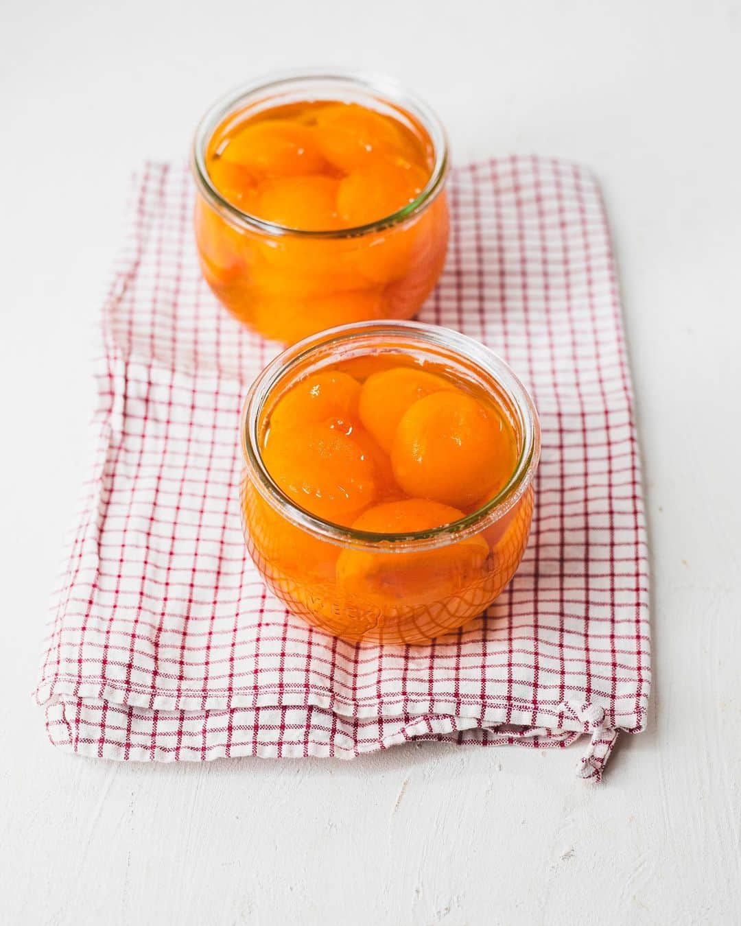 増田由希子のインスタグラム：「Apricot compote is delicious as a dessert or can be served for breakfast with some yogurt🧡 #apricotcompote #apricot   早速、コンポートとジャムを作りました。アプリコットジャムは、お菓子作りにも重宝するので、杏の出回る時期にまとめて作ってストックしています😌」